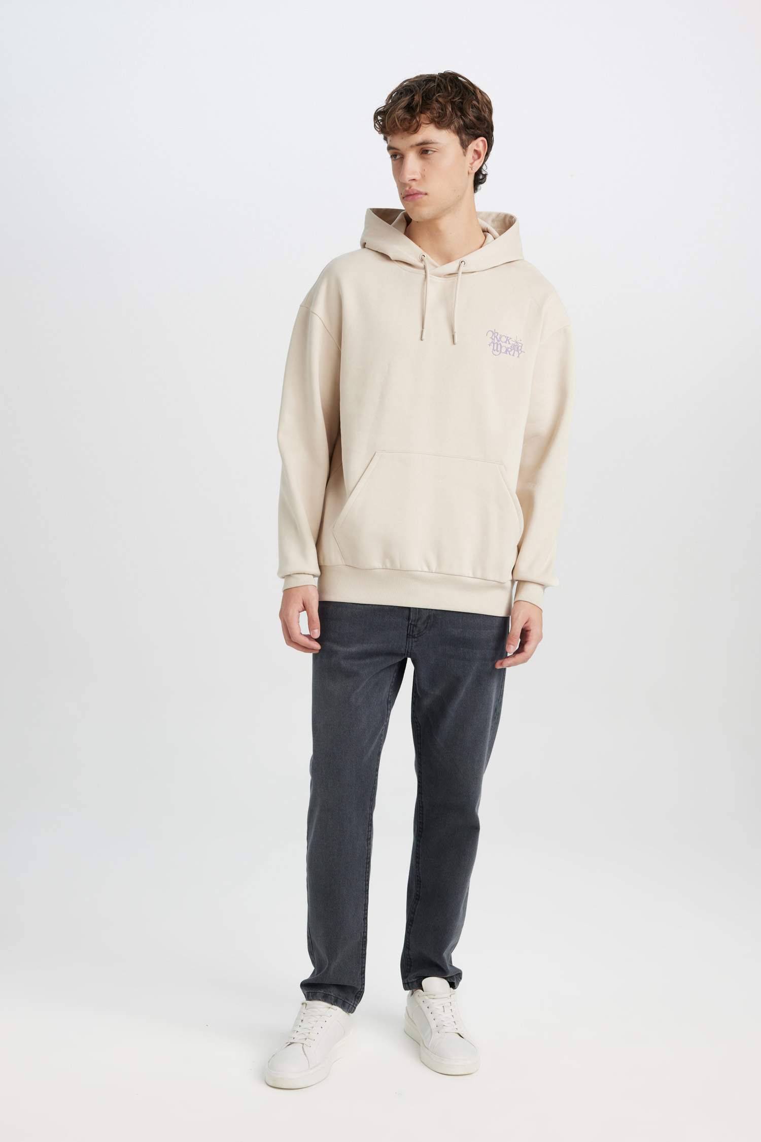 سويت شيرت أوفر سايز بكابيشون بجيب من ريك ومورتي