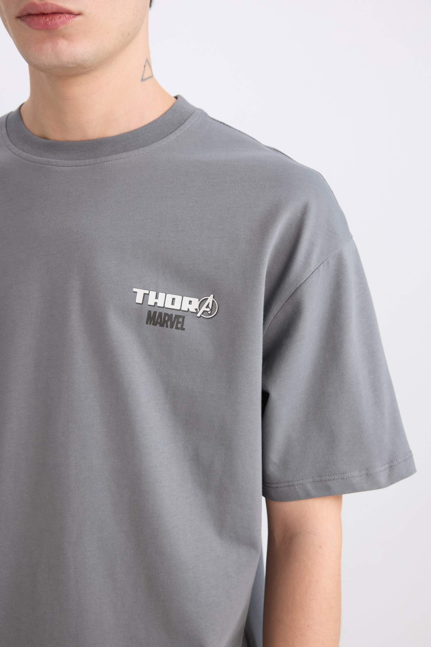 %100 Pamuk Marvel Boxy Fit Bisiklet Yaka Sırt Baskılı Kısa Kollu Tişört