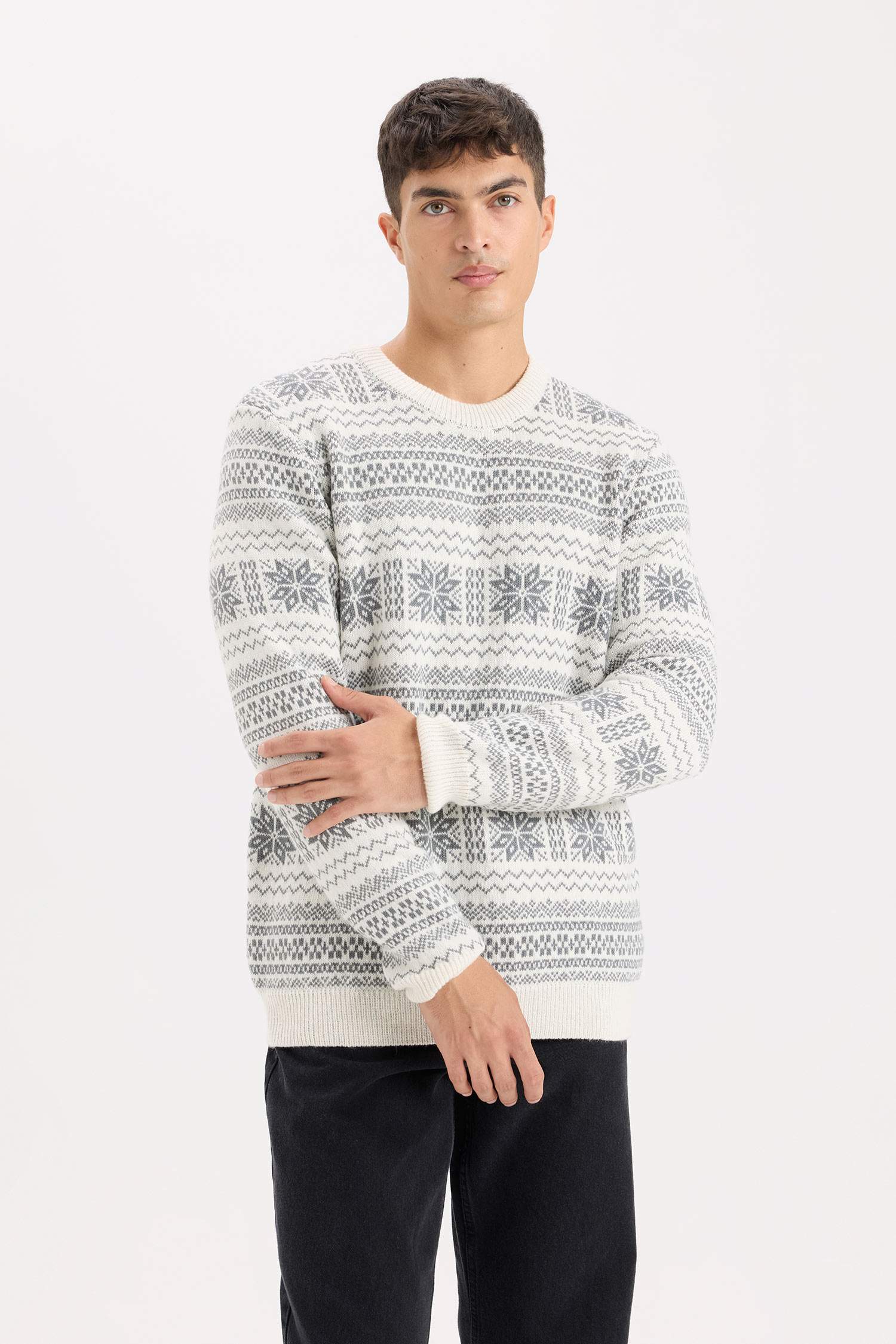 بلوفر تريكو قصة عادية برقبة مستديرة