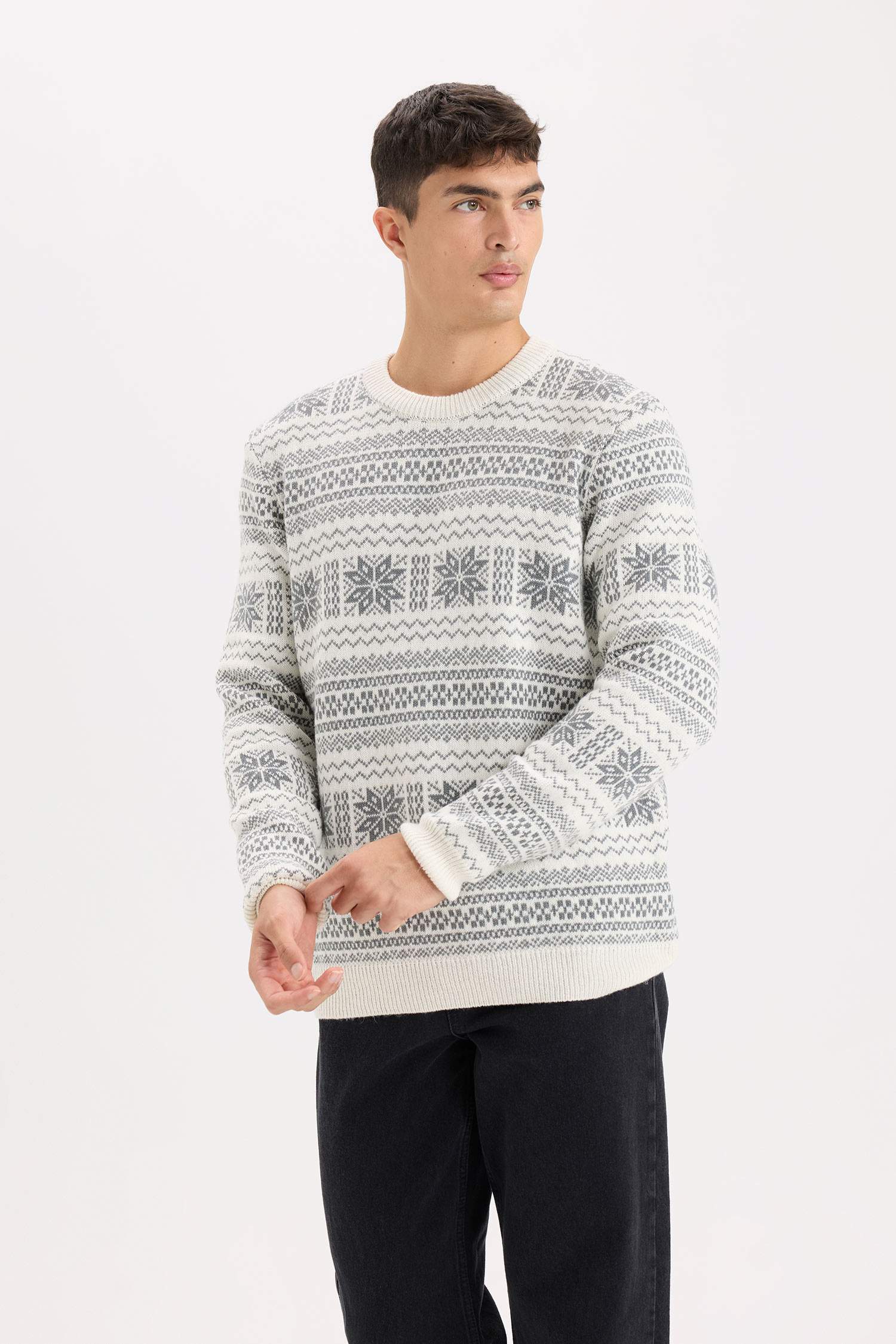 بلوفر تريكو قصة عادية برقبة مستديرة