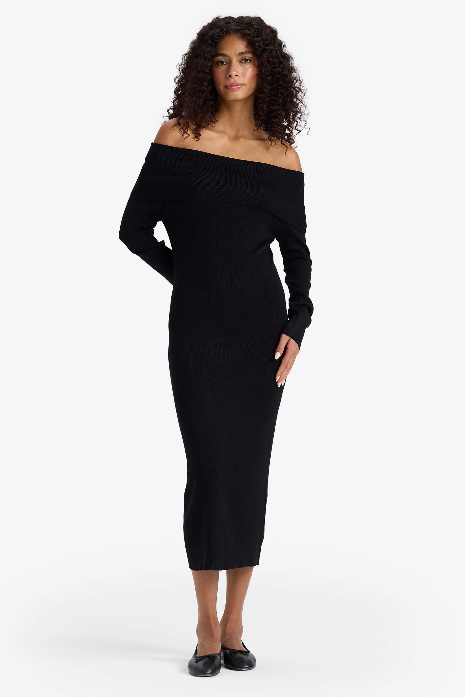 فستان ميدي مضلع سليم فيت بكتف مكشوف