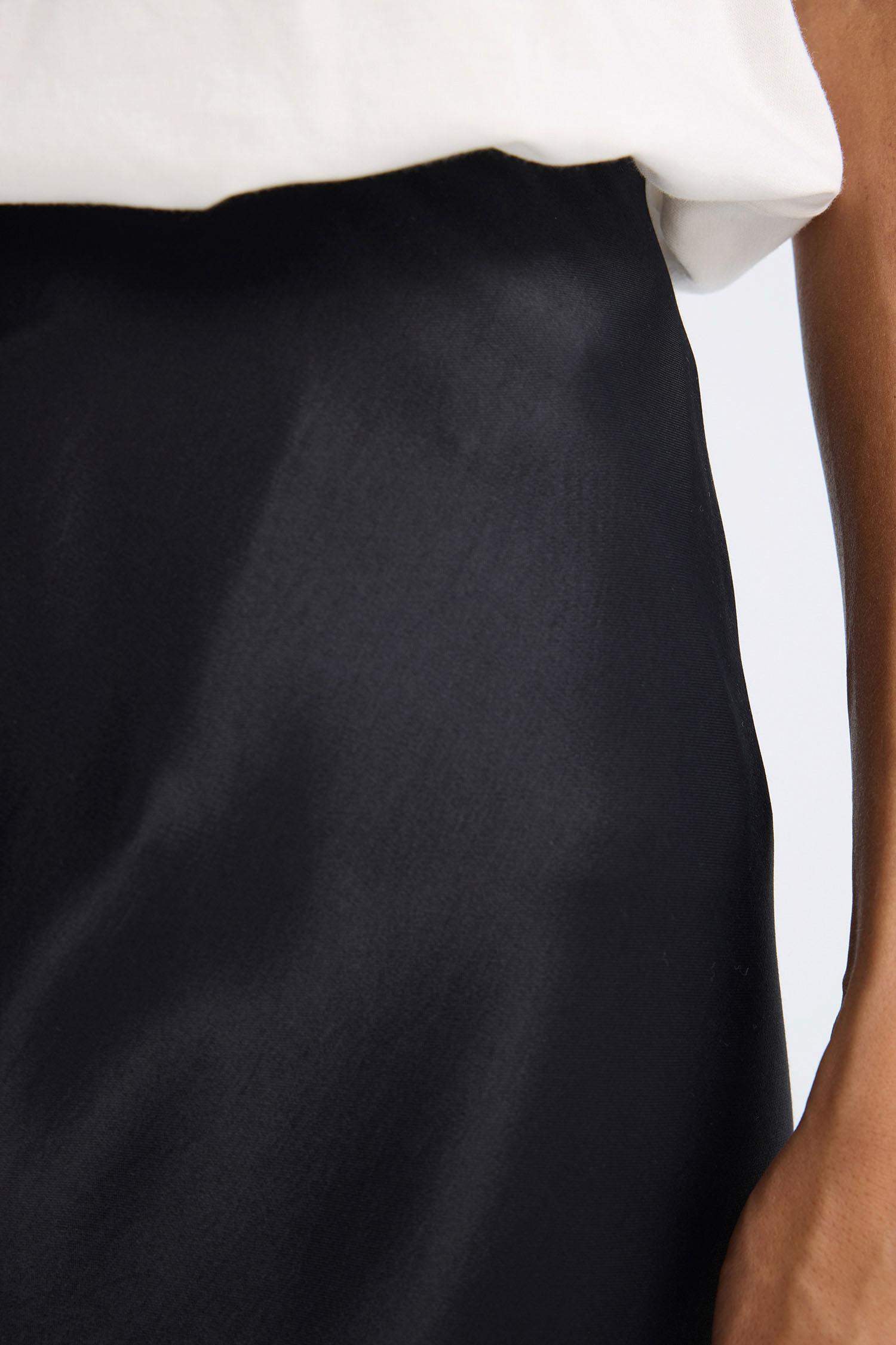 A Kesim Normal Bel Saten Maxi Etek