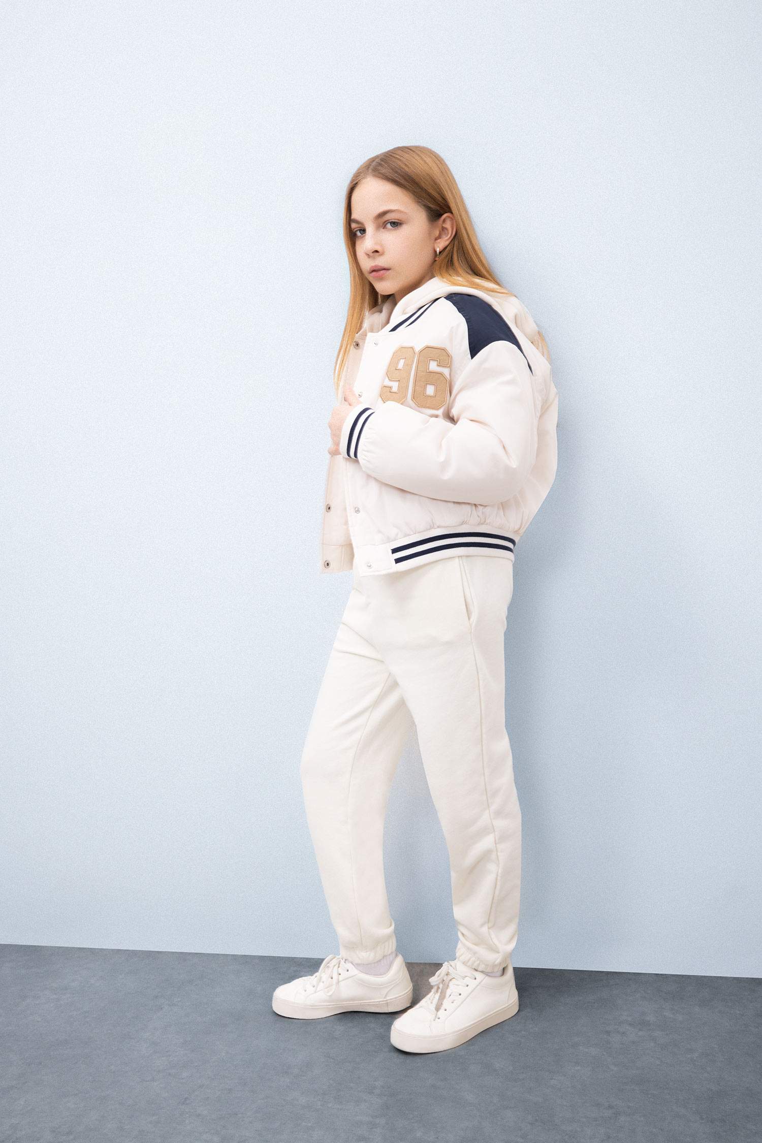 Kız Çocuk Su Geçirmez Şişme Bomber Mont Kapüşonlu Kolej Yaka Nakışlı Cepli