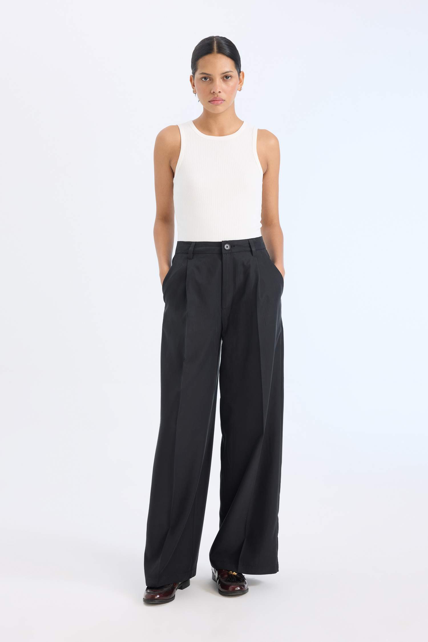 Широкие брюки с высокой талией и карманами из модала