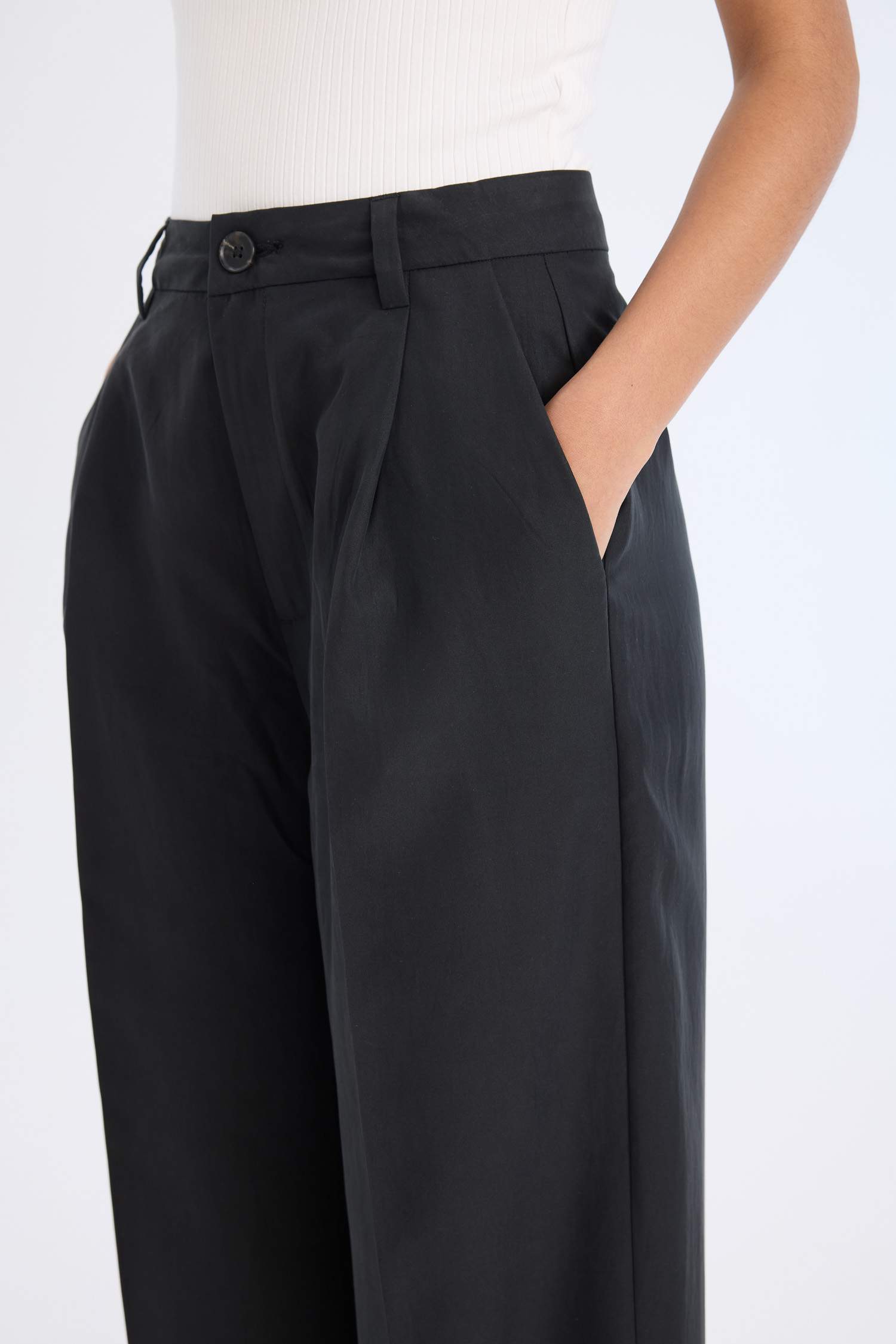 Широкие брюки с высокой талией и карманами из модала