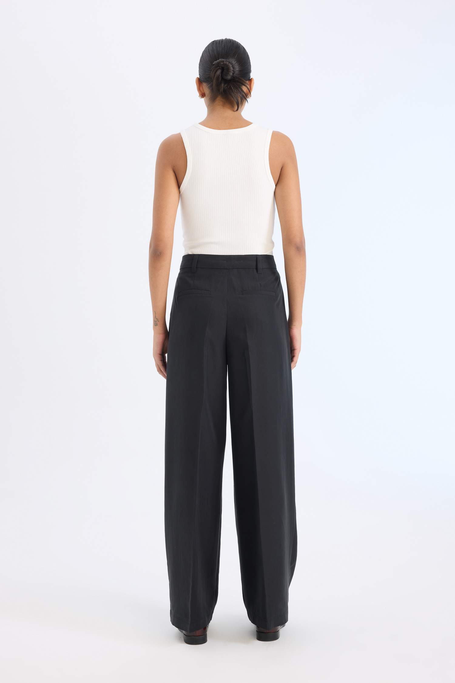 Широкие брюки с высокой талией и карманами из модала