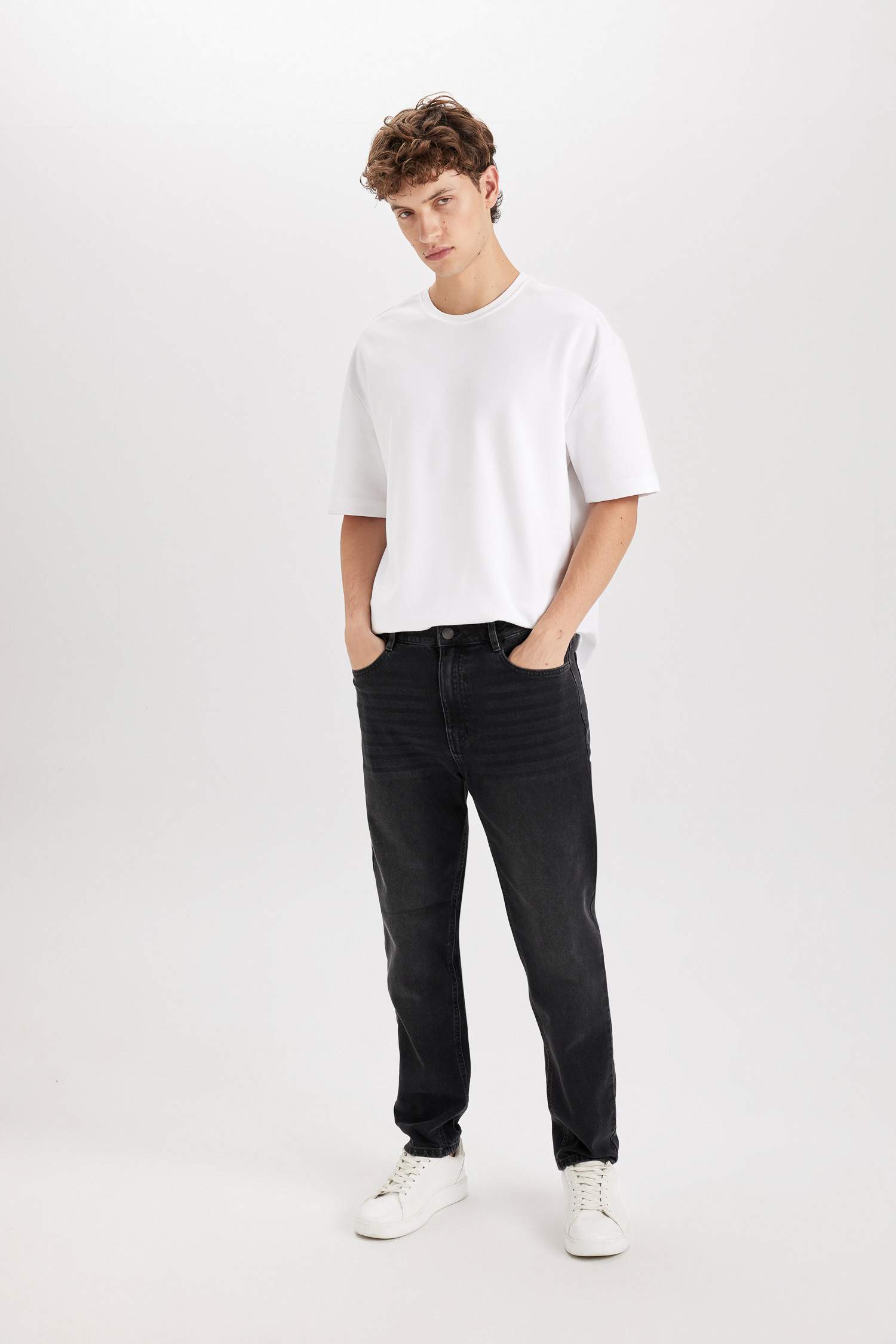 بنطلون جينز سليم فيت برجل ضيق