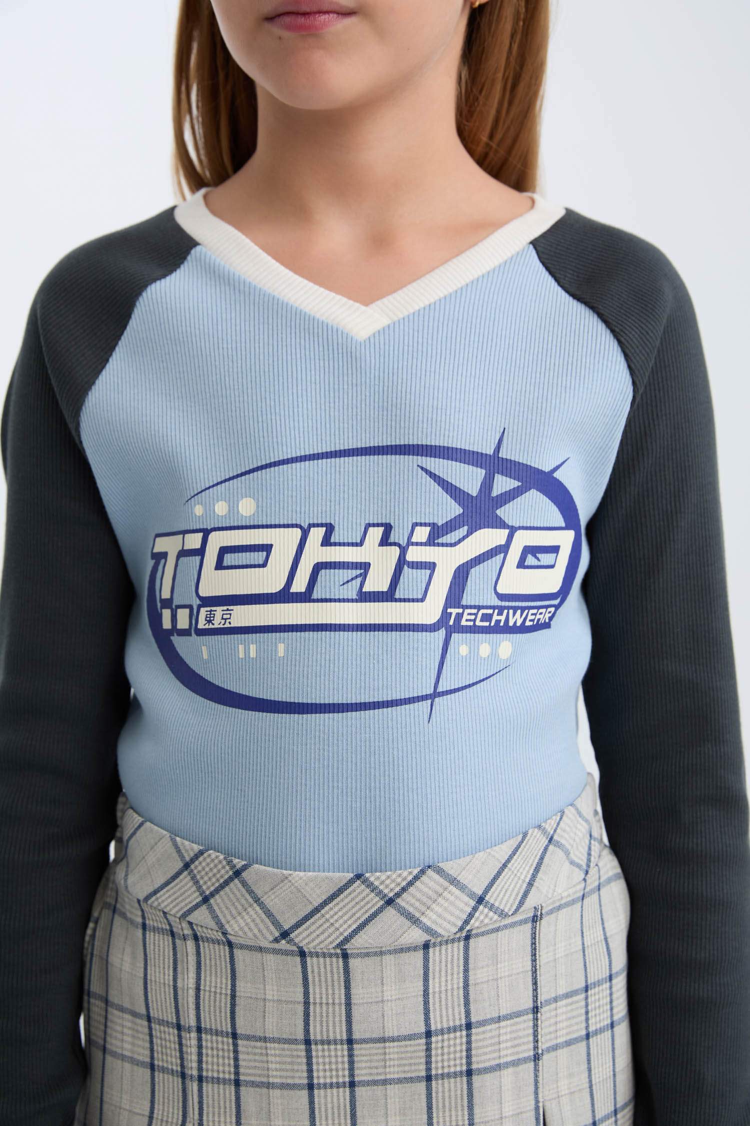 تي شيرت بناتي كم طويل مضلع سليم فيت بياقة V