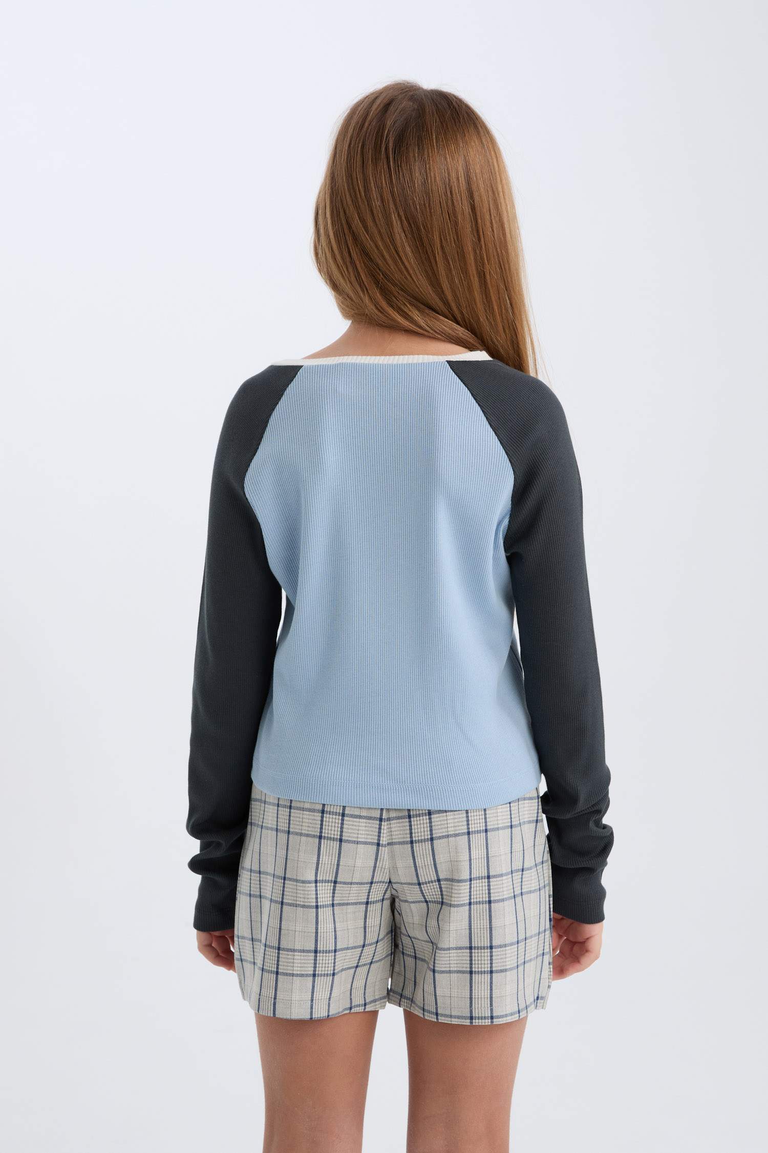 تي شيرت بناتي كم طويل مضلع سليم فيت بياقة V