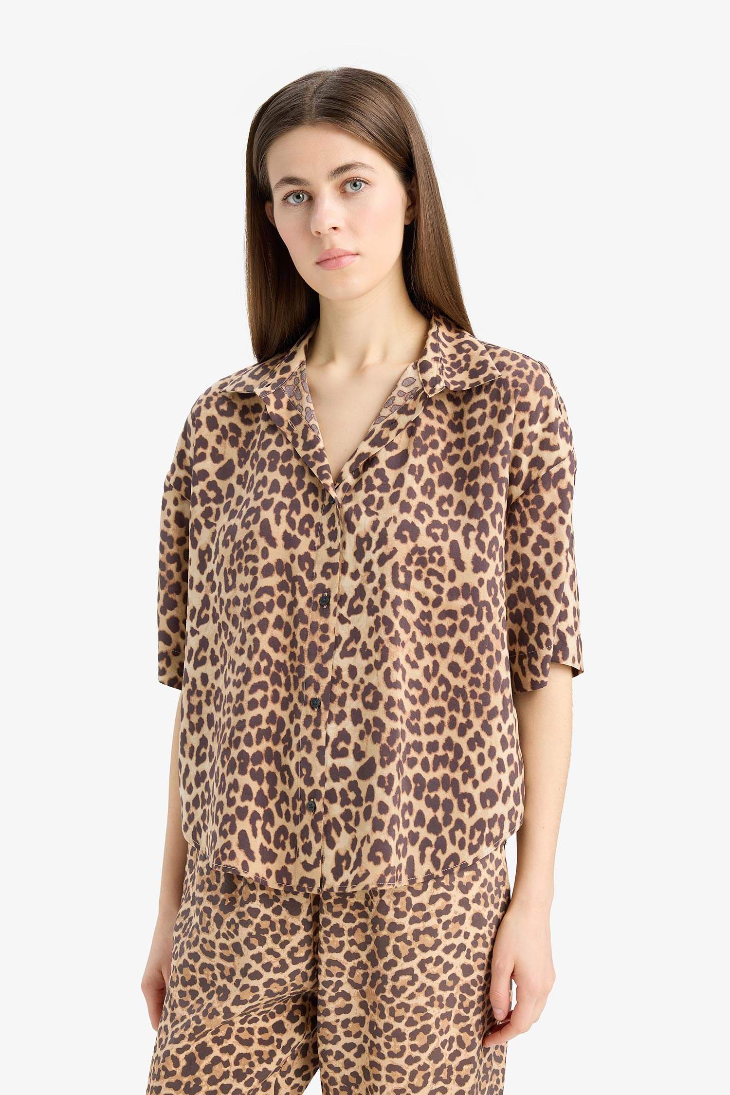 үлкен пішім Қысқа жеңді жейде