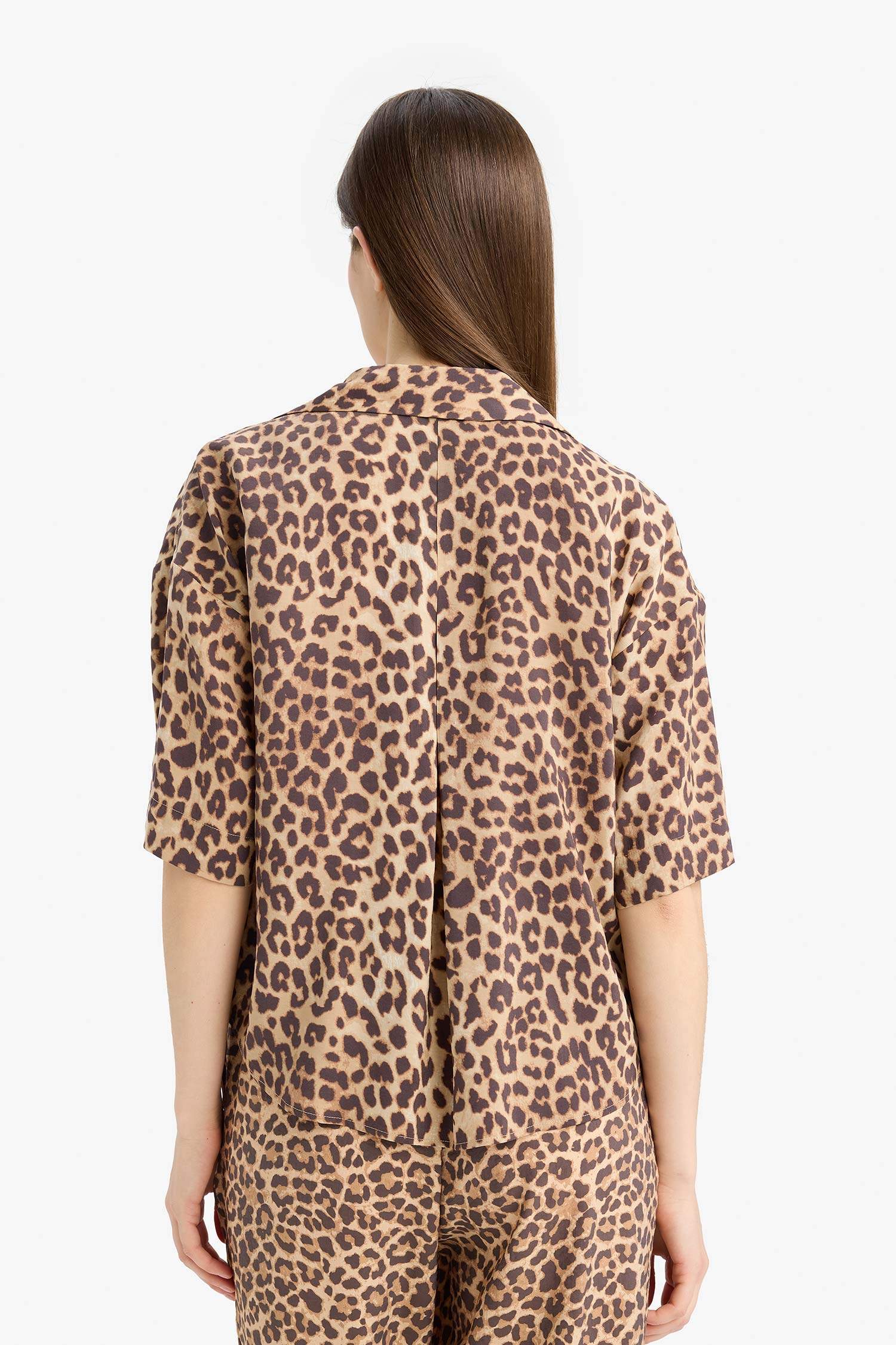 үлкен пішім Қысқа жеңді жейде