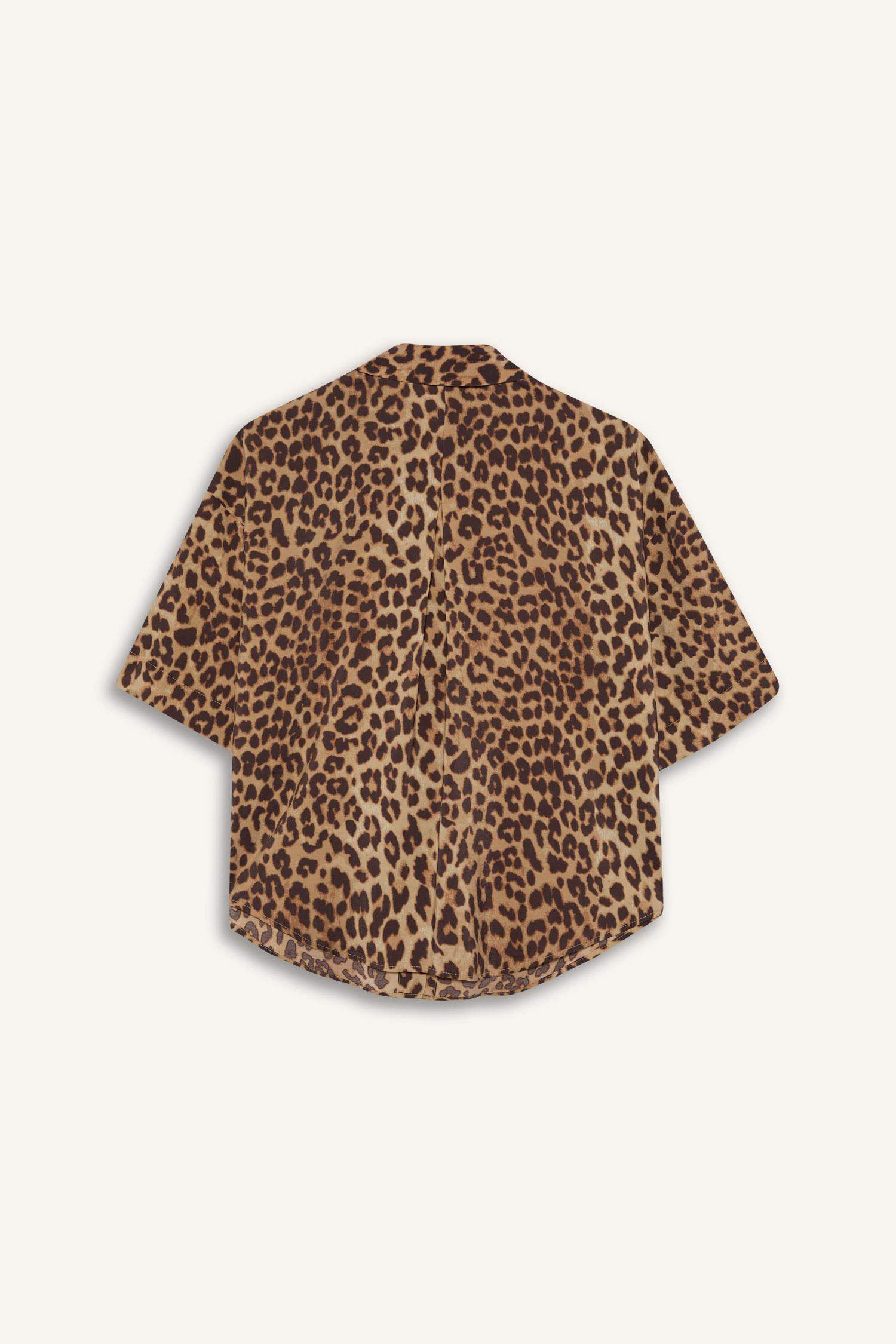 үлкен пішім Қысқа жеңді жейде