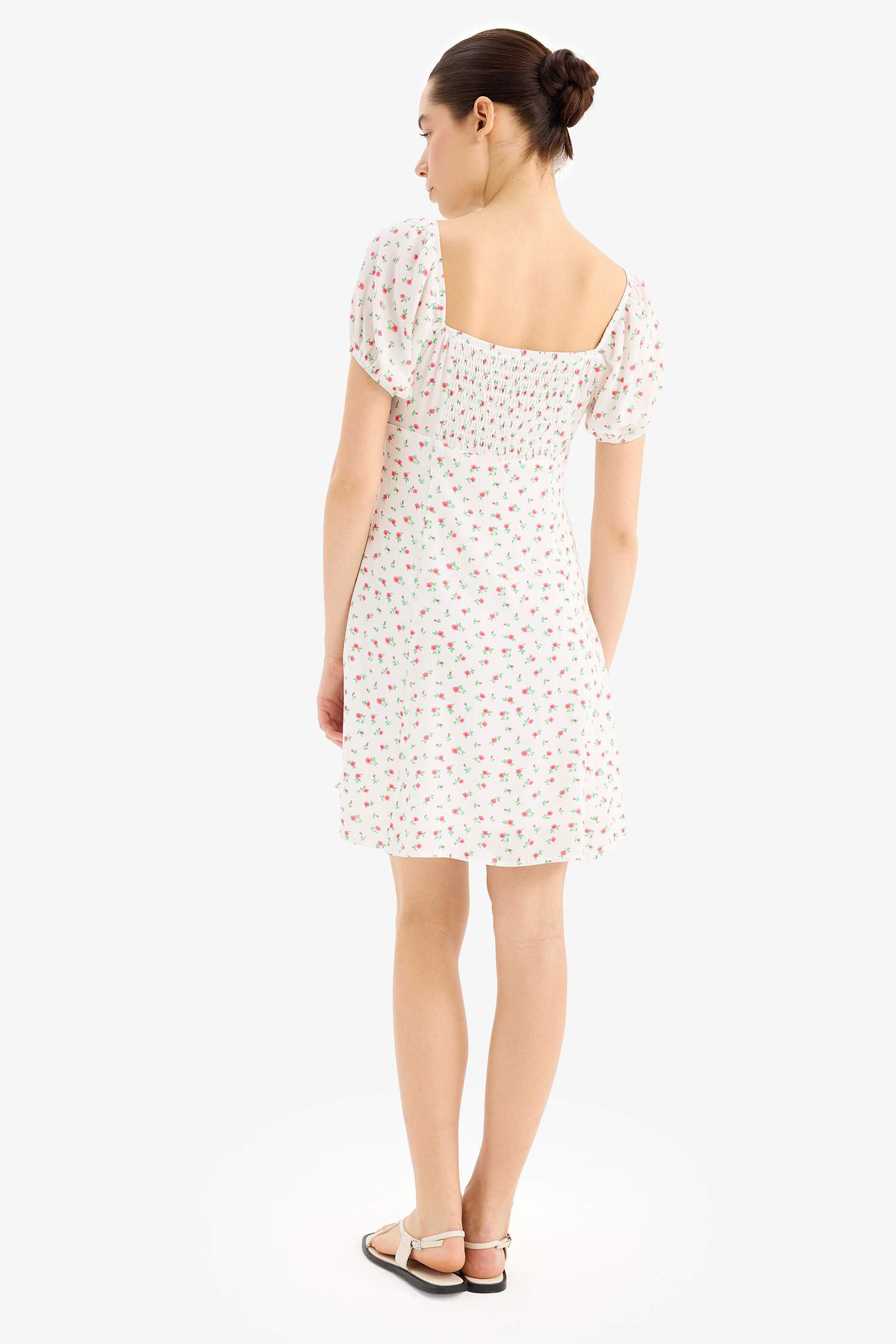 Короткое платье с цветочным принтом и сердцевидным вырезом