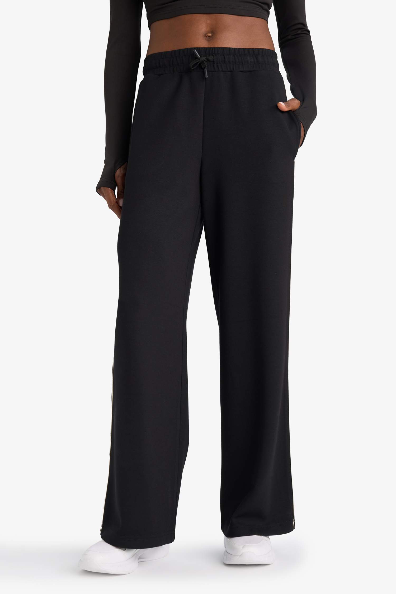 بنطرون رياضي منسوج برجل واسع وايد ليج