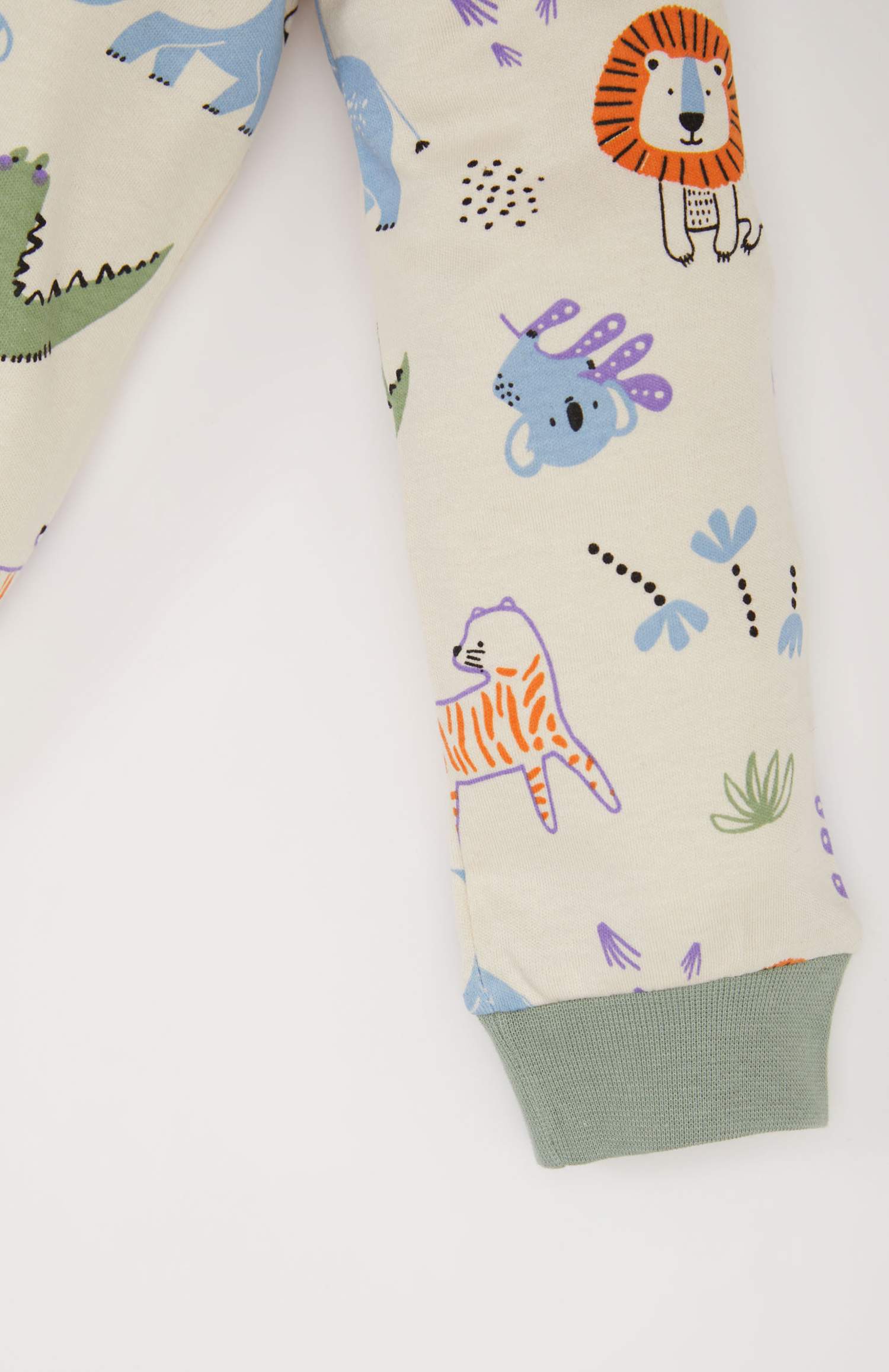 بيجامة أولاد بطبعة سفاري من قطعتين