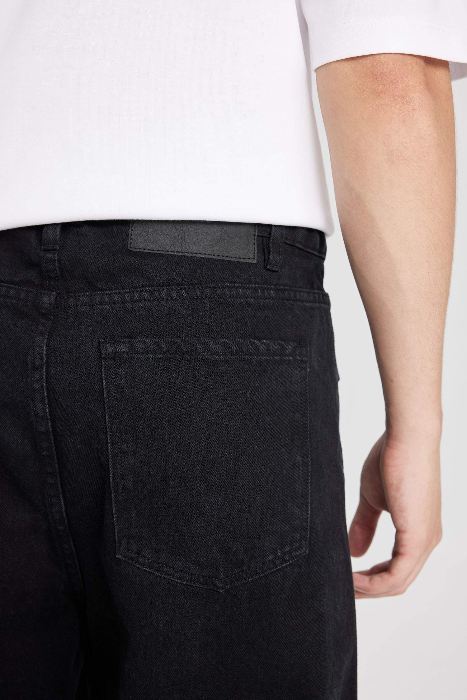 Джинсы свободного кроя 