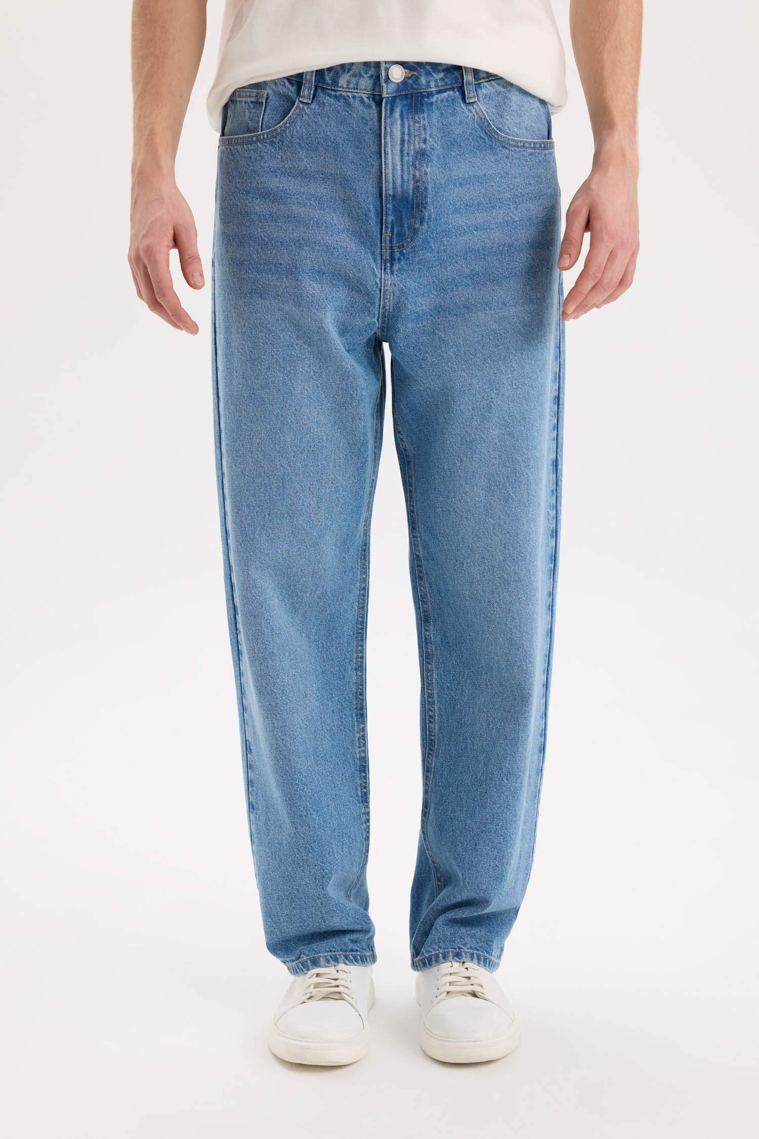 Джинсы baggy fit с широкими штанинами и потертом стиле