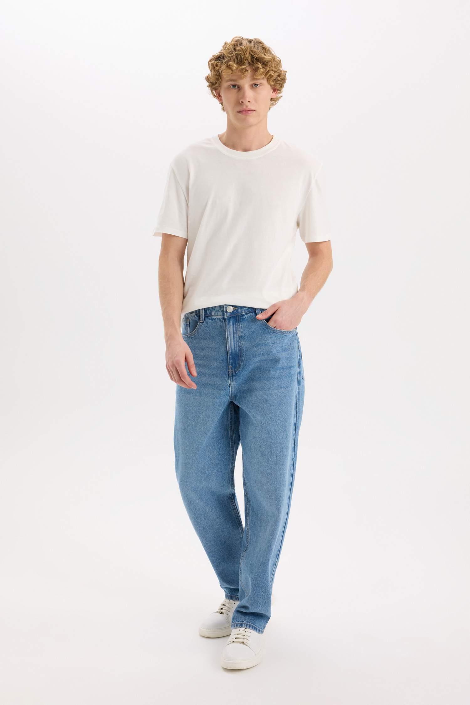 Джинсы baggy fit с широкими штанинами и потертом стиле