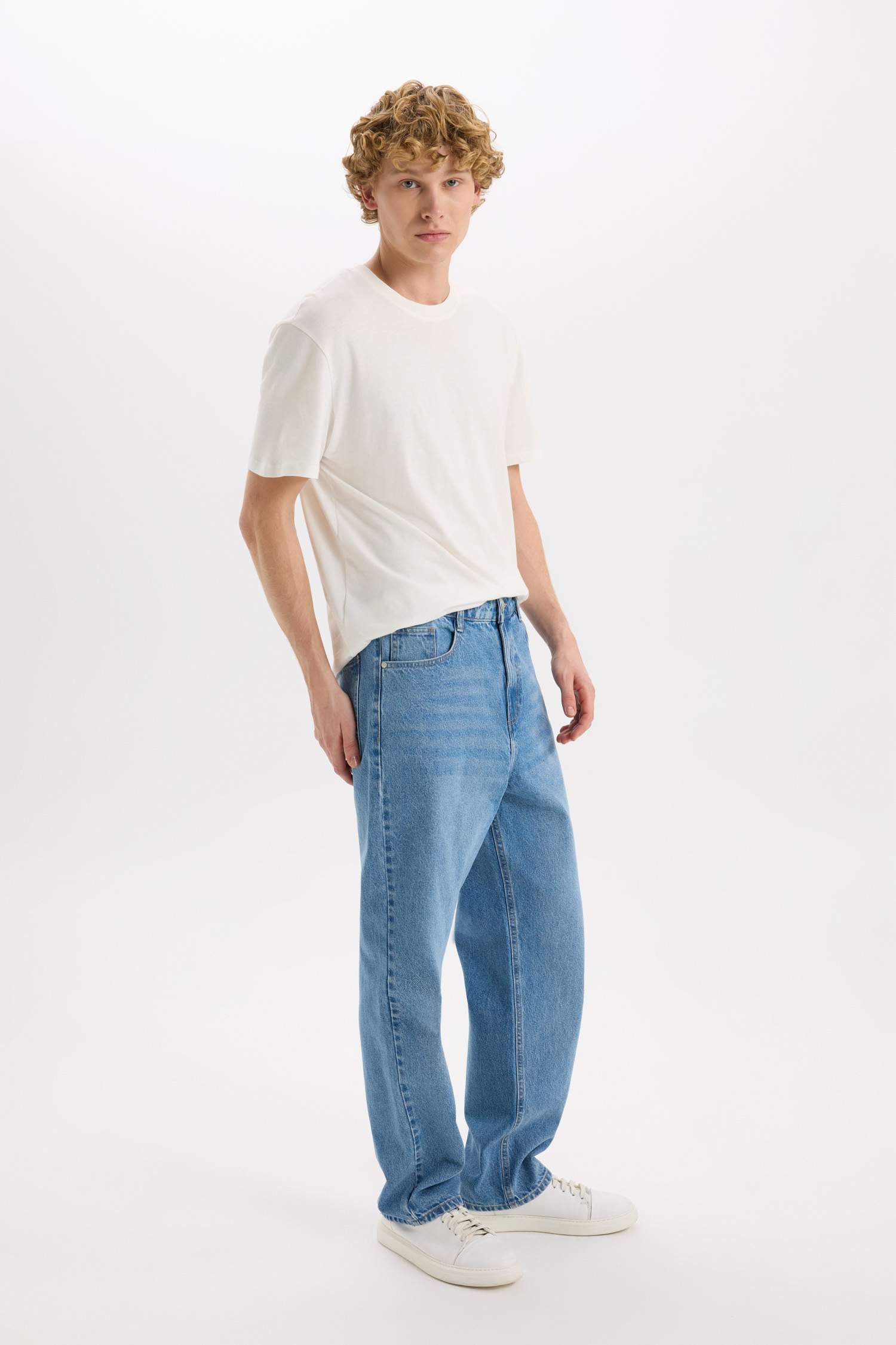 Джинсы baggy fit с широкими штанинами и потертом стиле