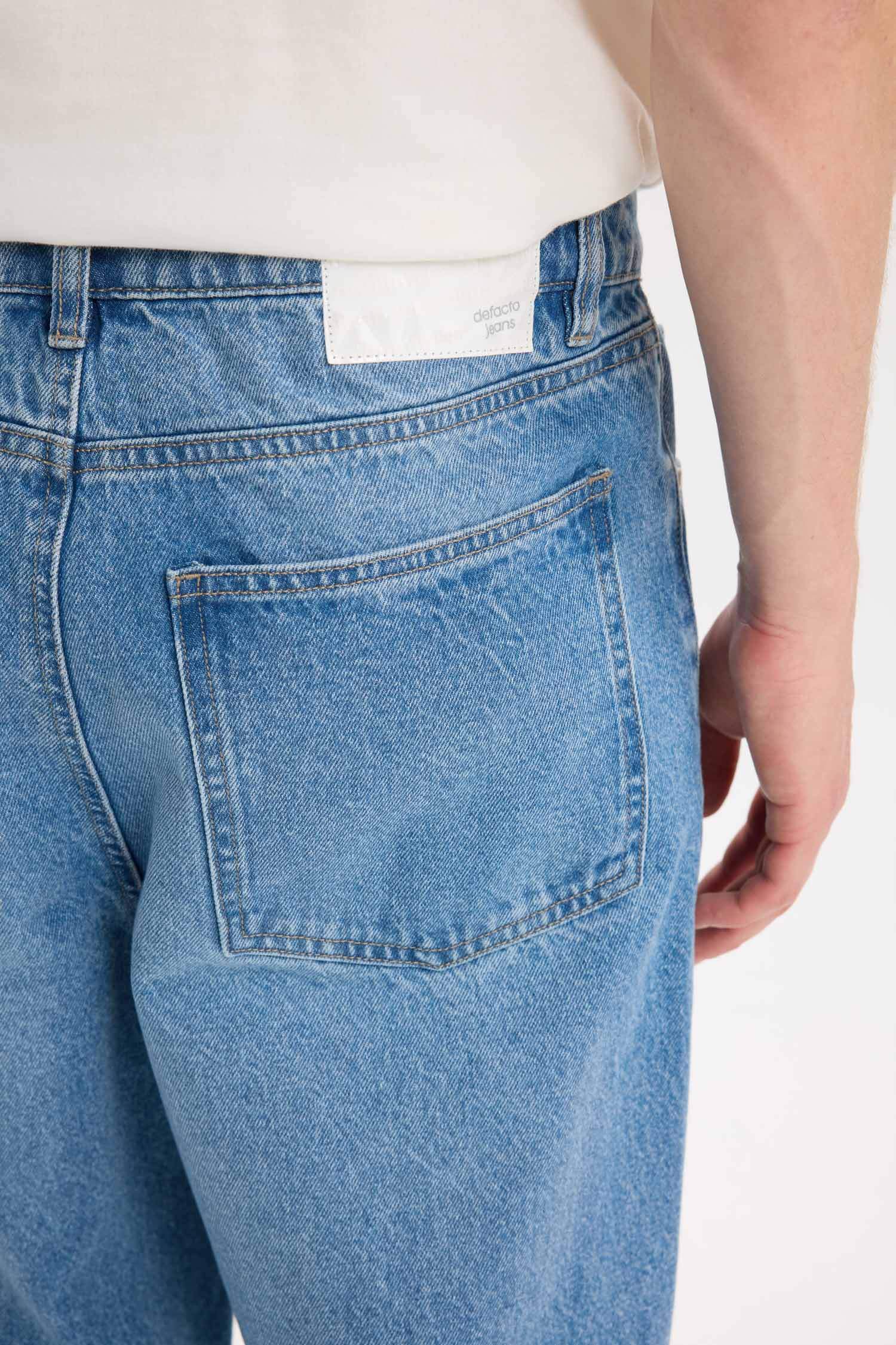 Джинсы baggy fit с широкими штанинами и потертом стиле