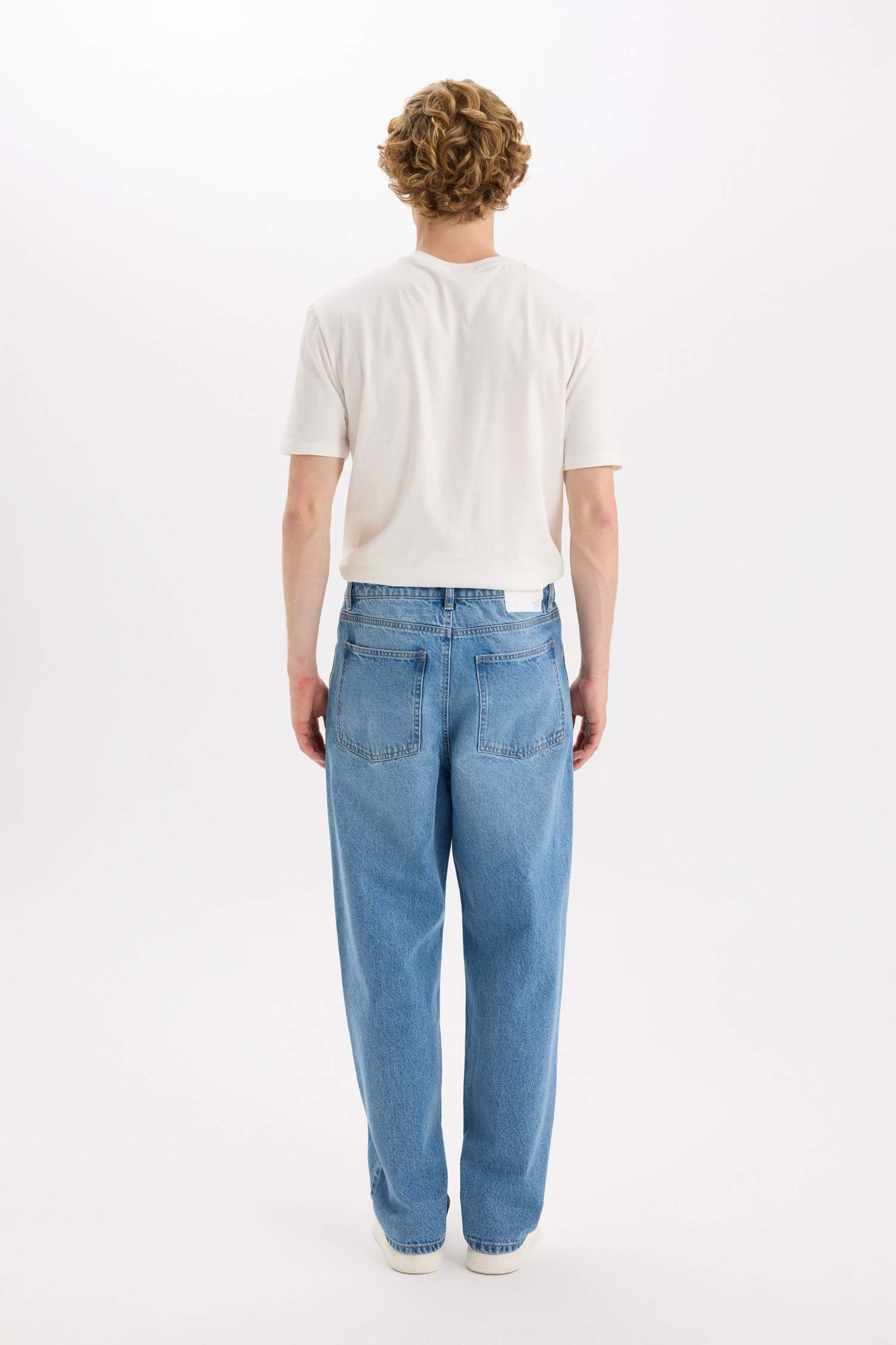 Джинсы baggy fit с широкими штанинами и потертом стиле