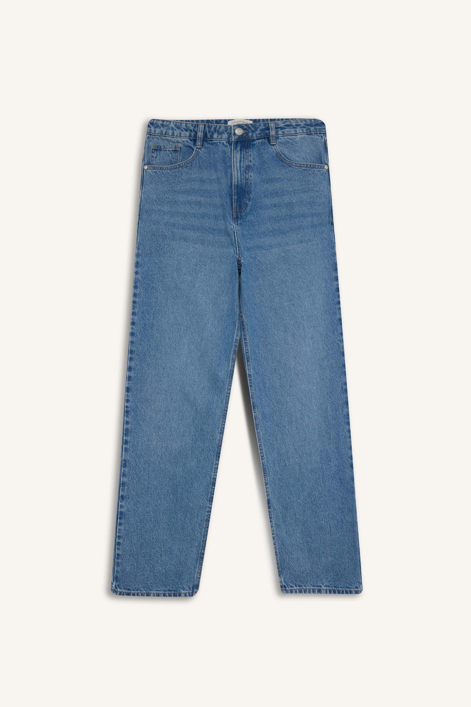 Джинсы baggy fit с широкими штанинами и потертом стиле