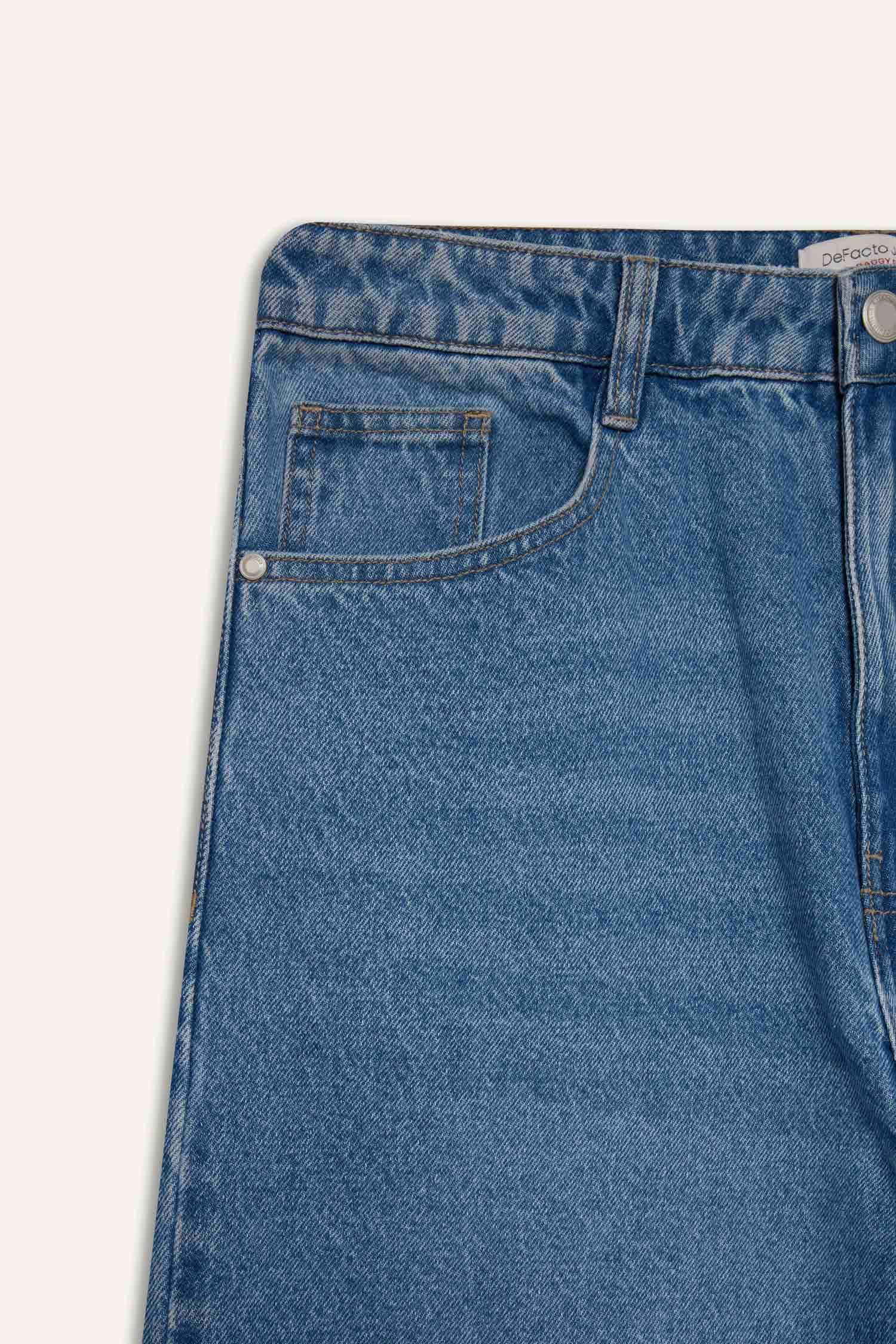 Джинсы baggy fit с широкими штанинами и потертом стиле