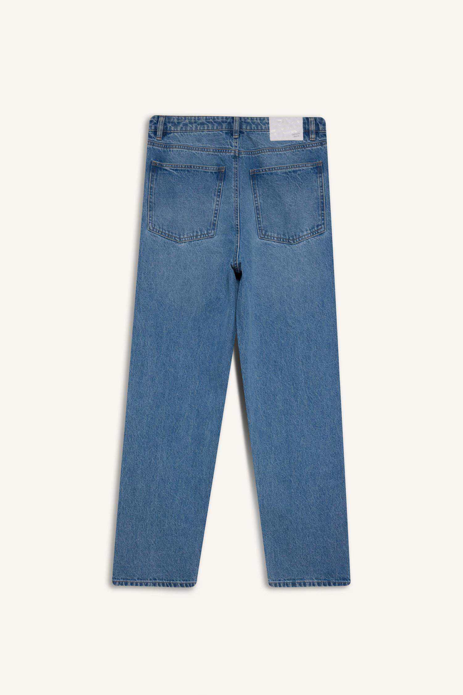 Джинсы baggy fit с широкими штанинами и потертом стиле