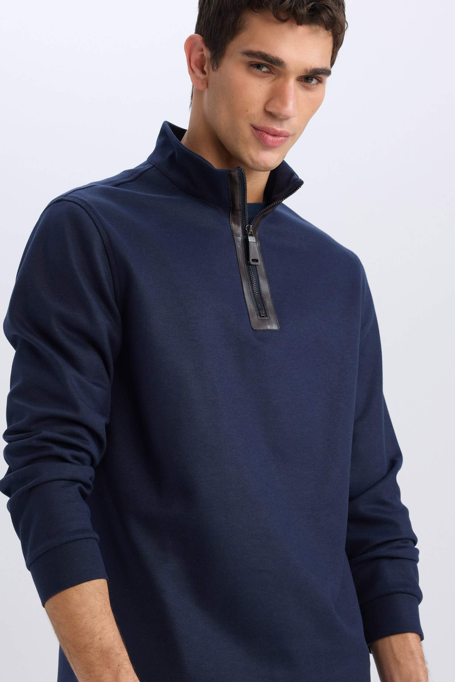 Regular Fit Dik Yaka Yarım Fermuarlı Basic Düz Sweatshirt