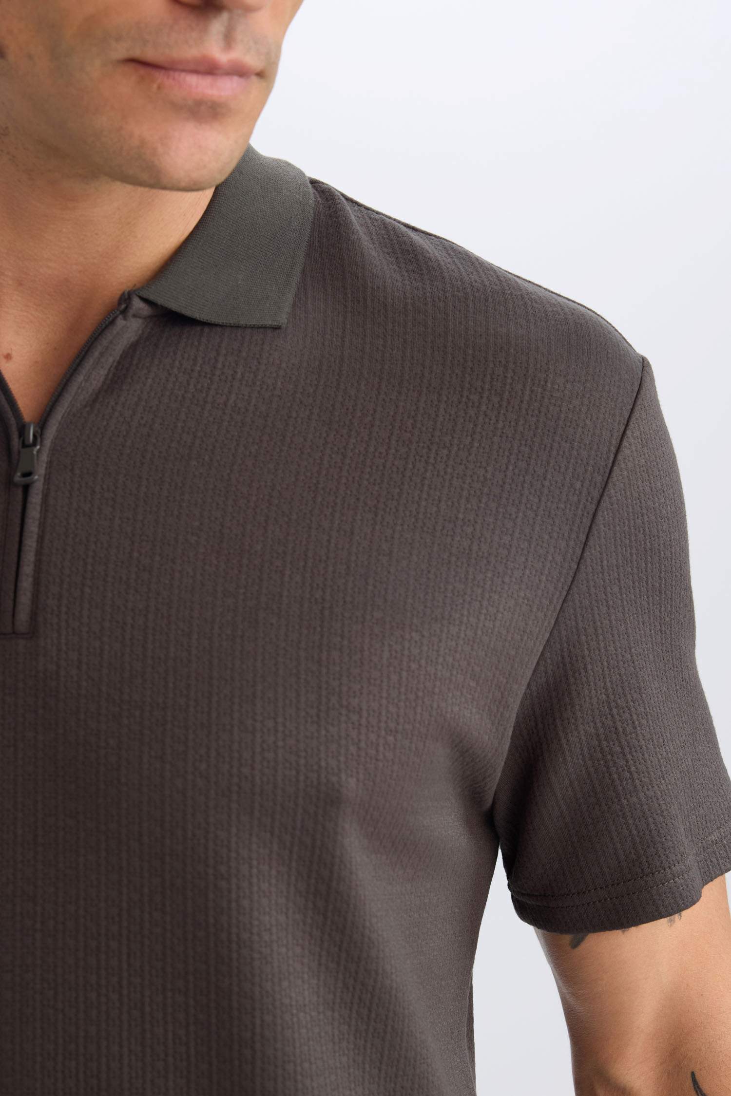 Regular Fit Polo Yaka Yarım Fermuarlı Dokulu Kısa Kollu Tişört