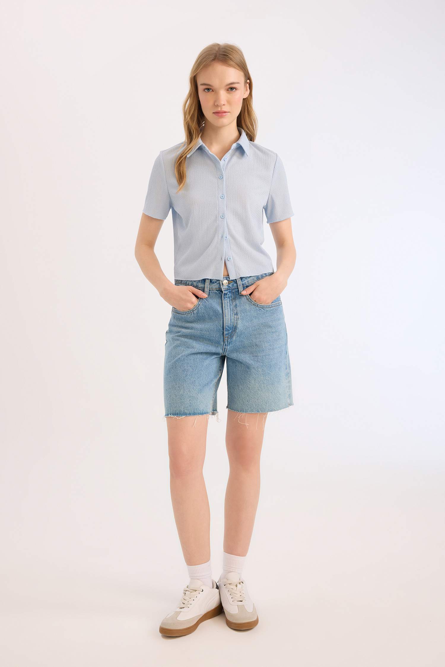 Chemise slim courte à col chemise en tissu gaufré