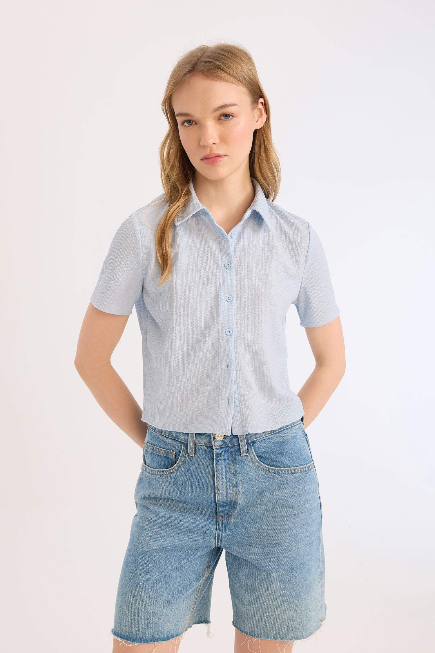 Chemise slim courte à col chemise en tissu gaufré