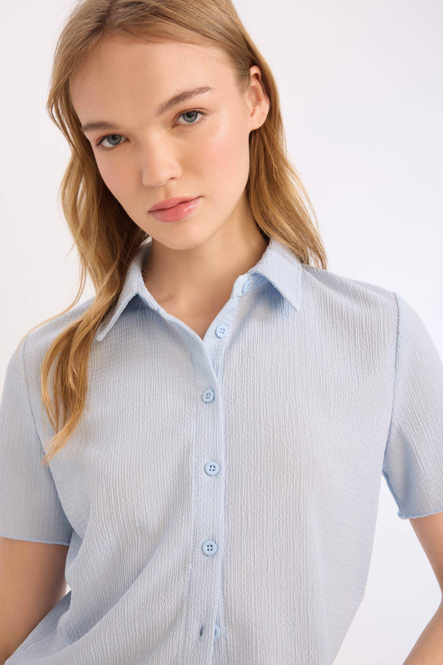 Chemise slim courte à col chemise en tissu gaufré