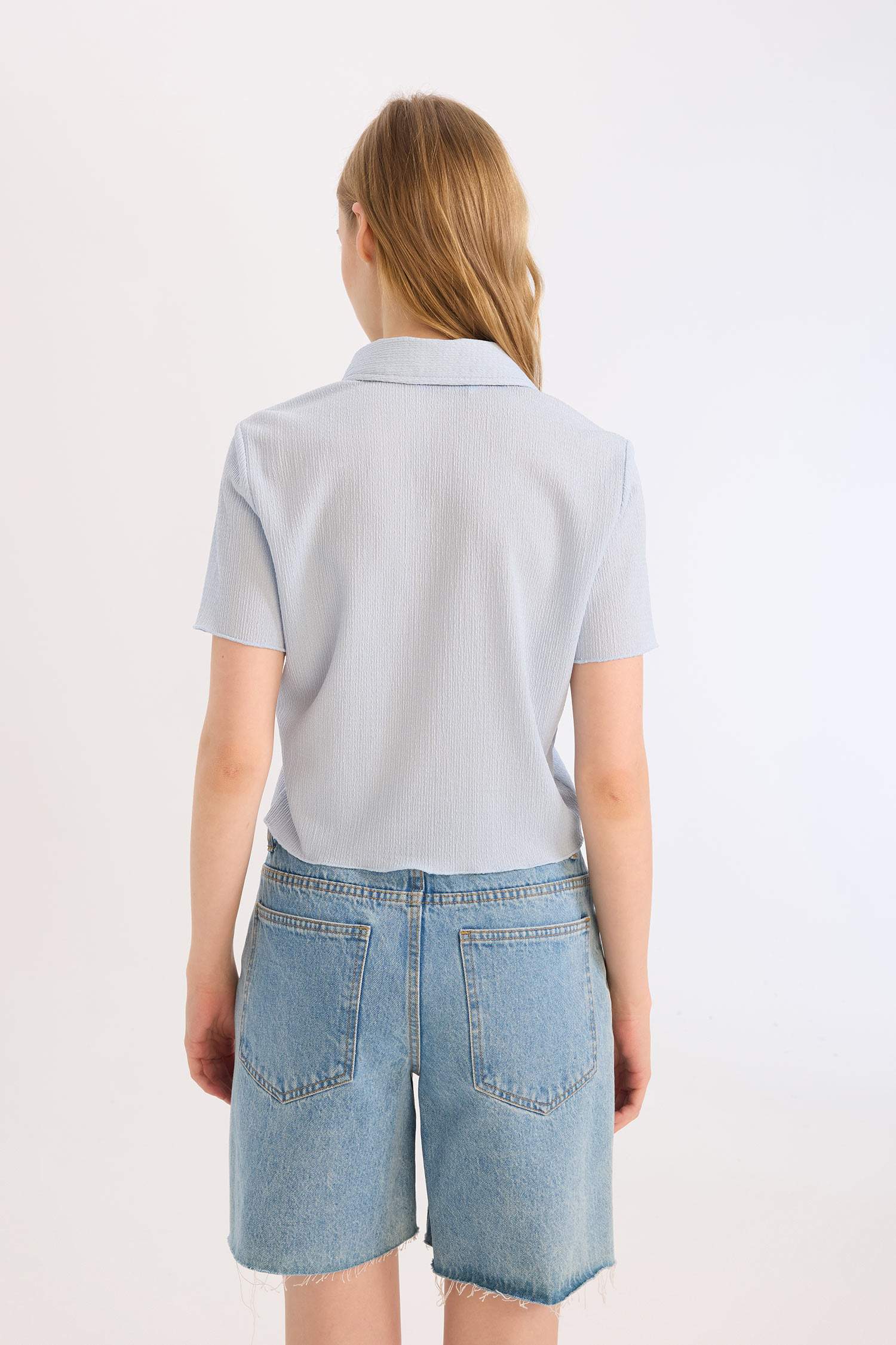 Chemise slim courte à col chemise en tissu gaufré