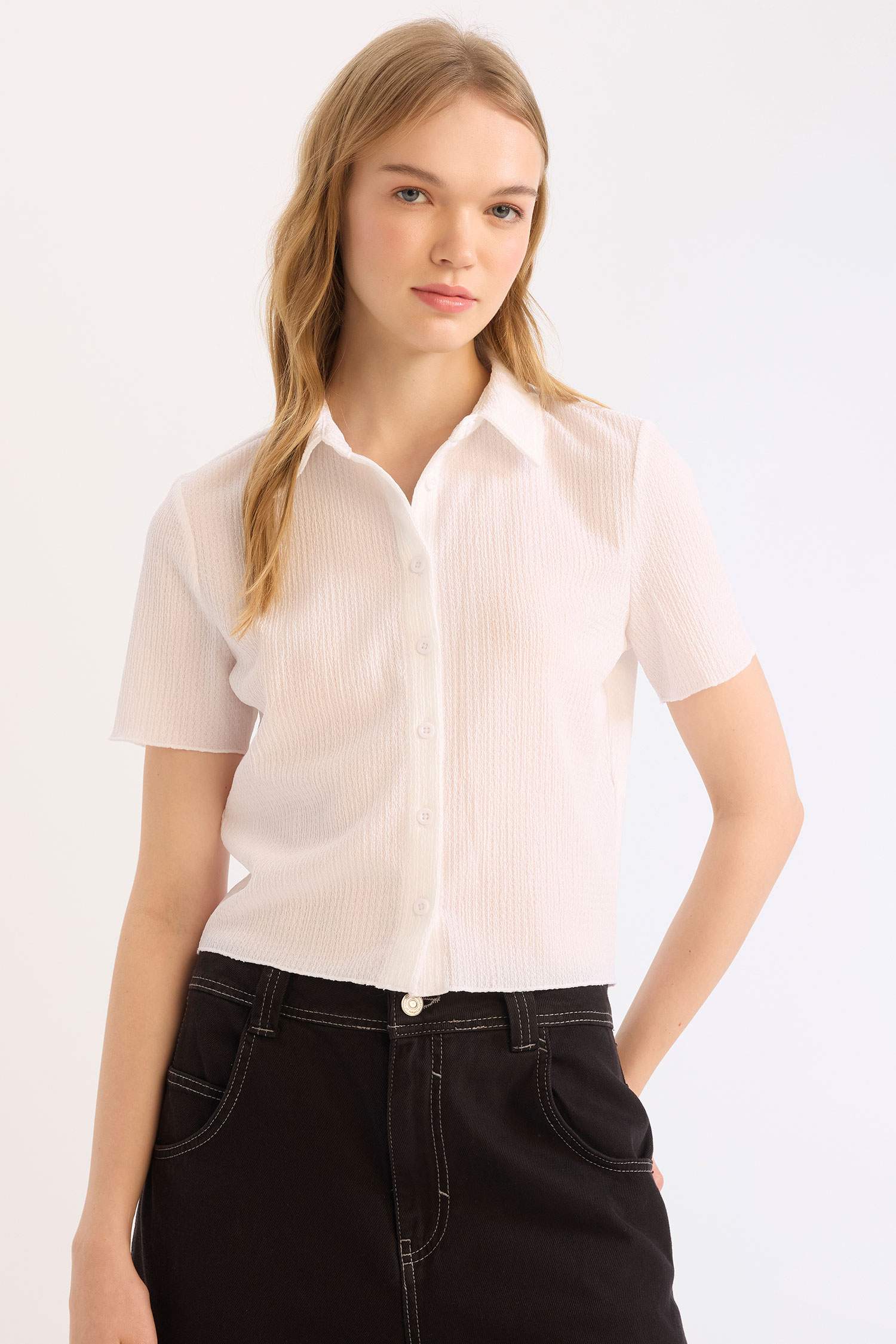Chemise slim courte en tissu gaufré