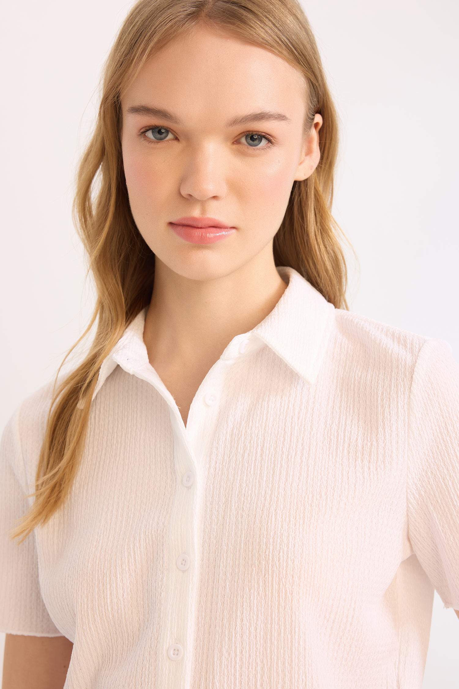 Chemise slim courte en tissu gaufré