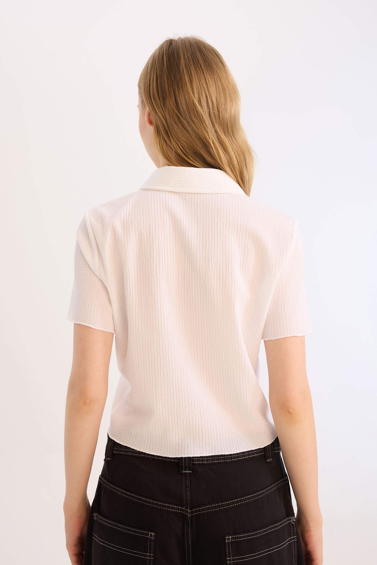 Chemise slim courte en tissu gaufré