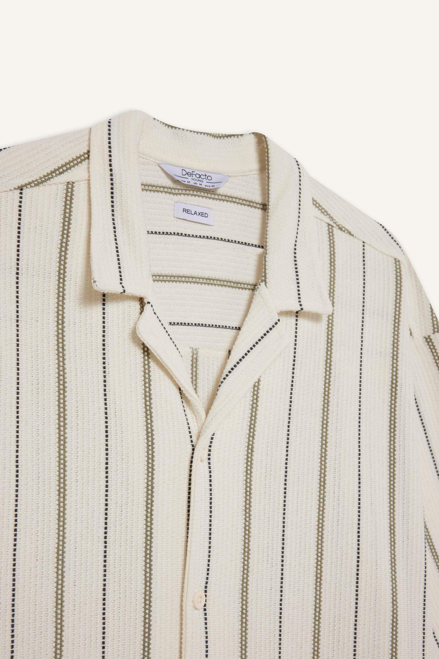 Relax Fit Apaş Yaka Kısa Kollu Çizgili Gömlek