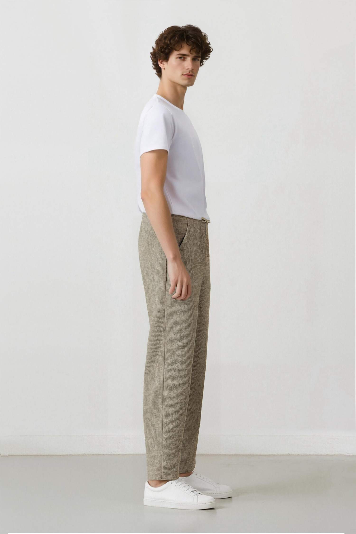 Брюки с широкими штанинами и тремя карманами