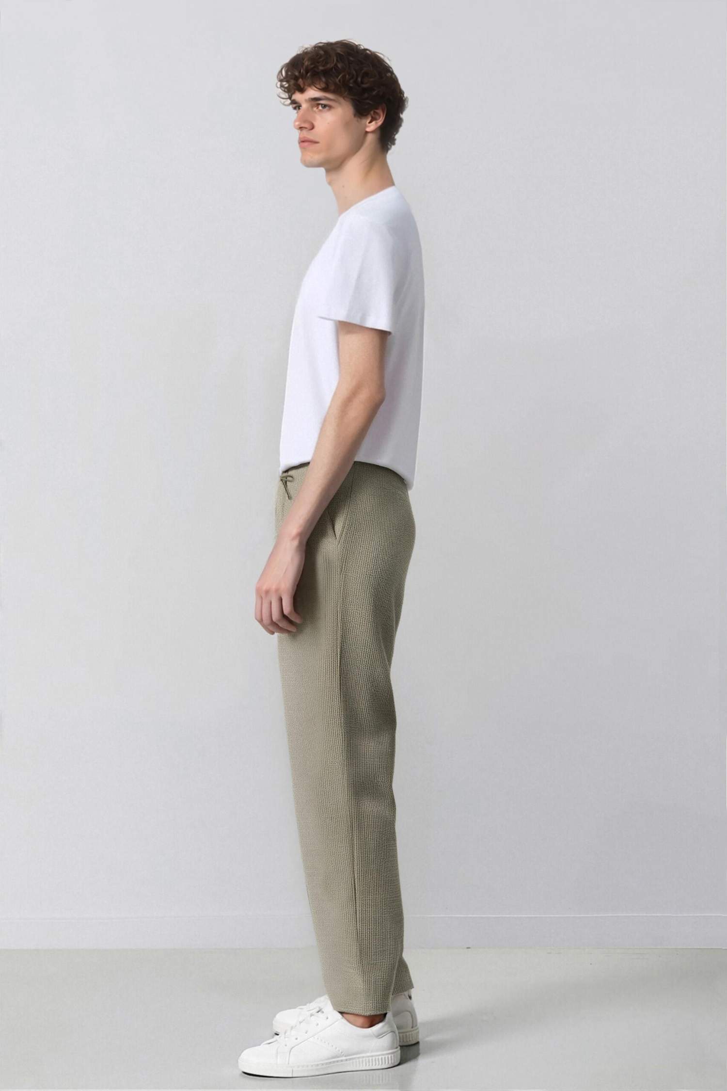 Брюки с широкими штанинами и тремя карманами