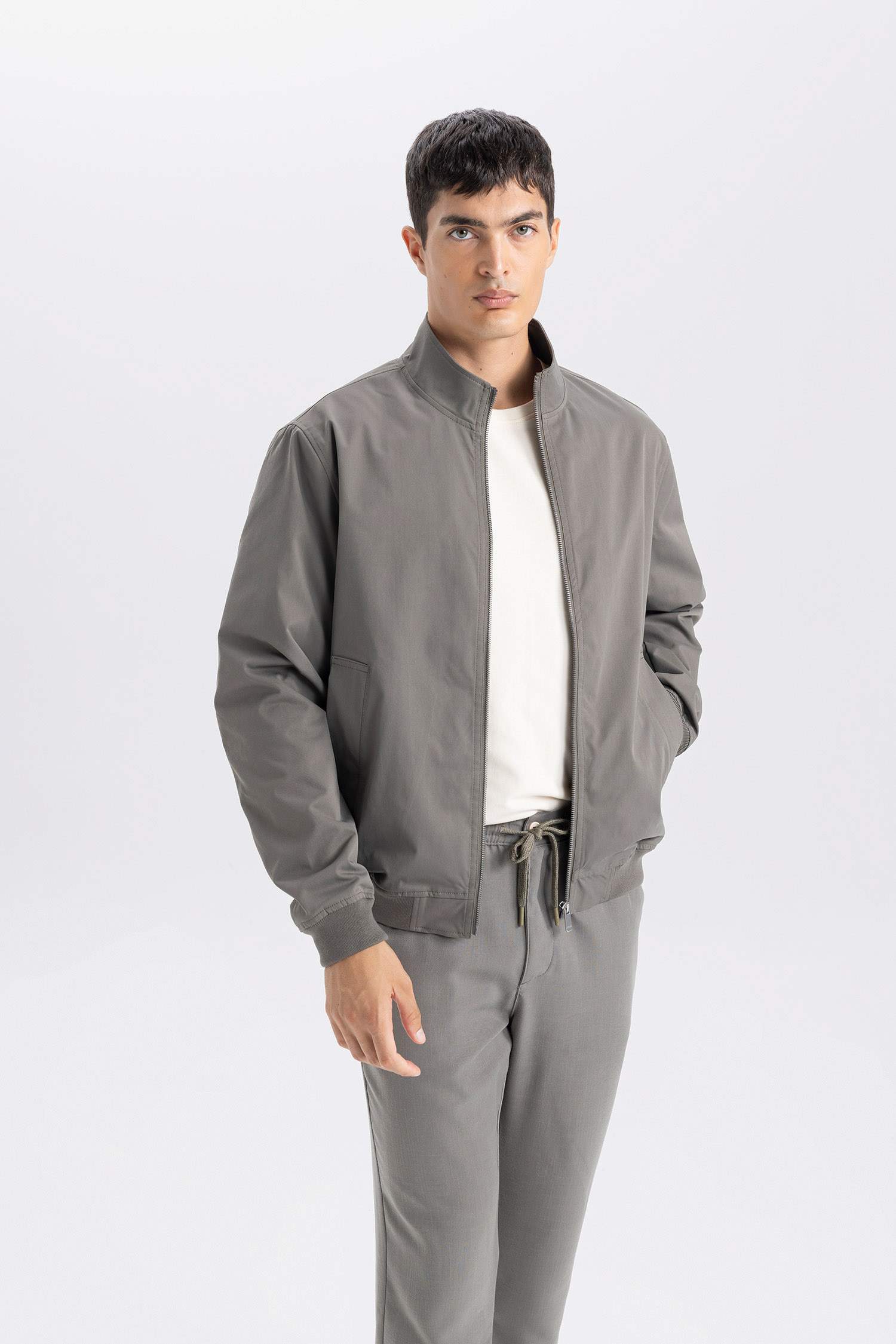 جاكيت سليم فيت برقبة عالية و سحاب