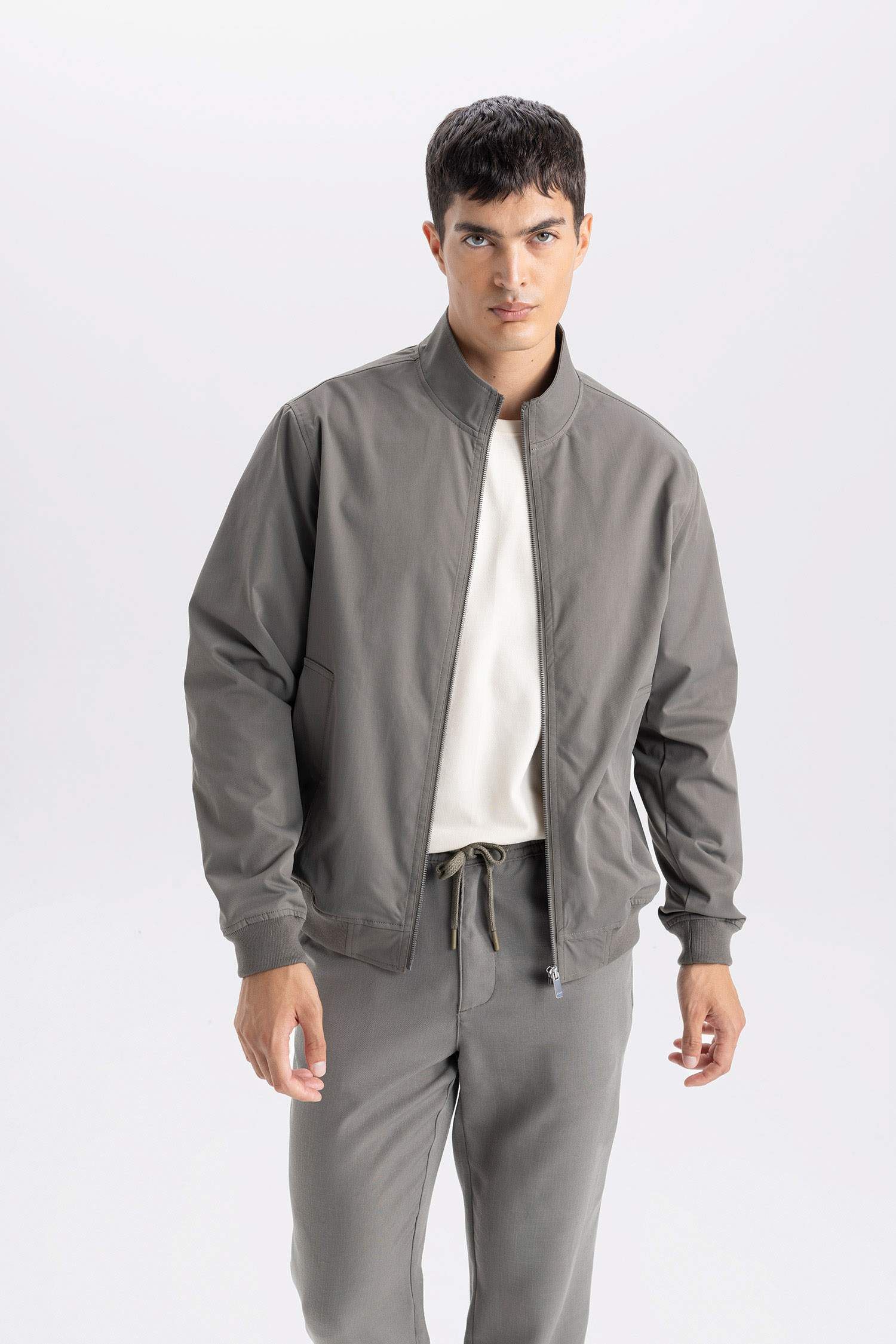 جاكيت سليم فيت برقبة عالية و سحاب