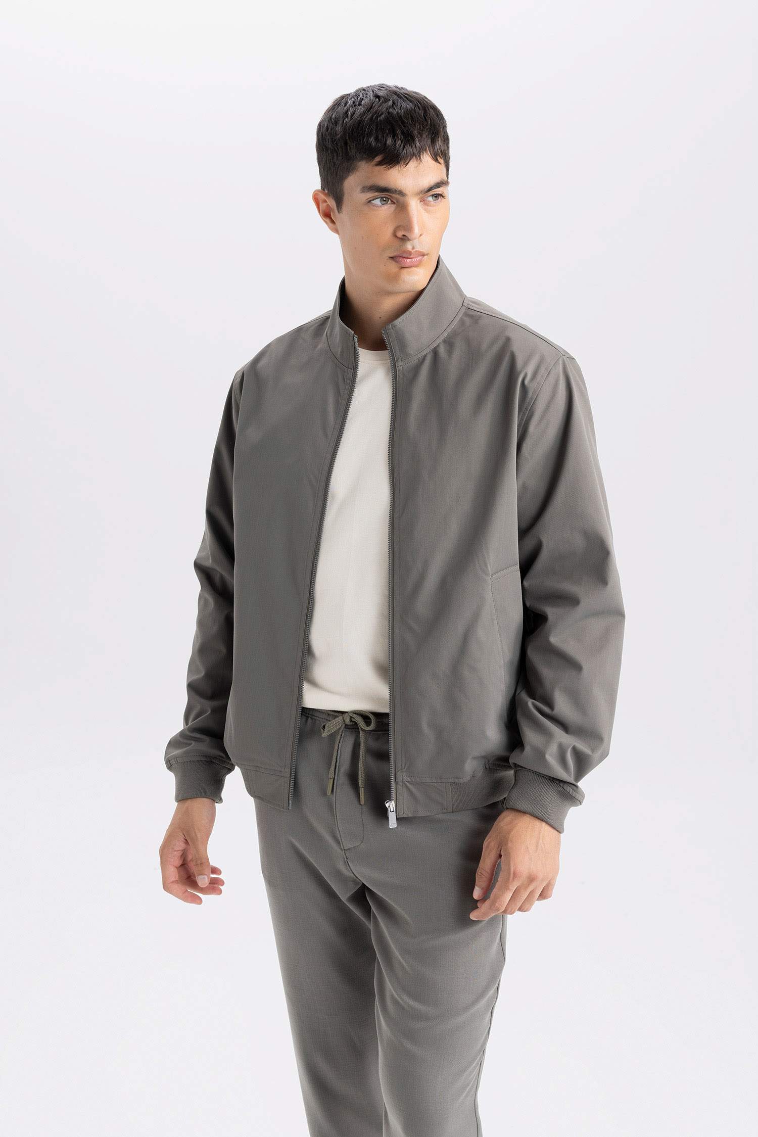 جاكيت سليم فيت برقبة عالية و سحاب