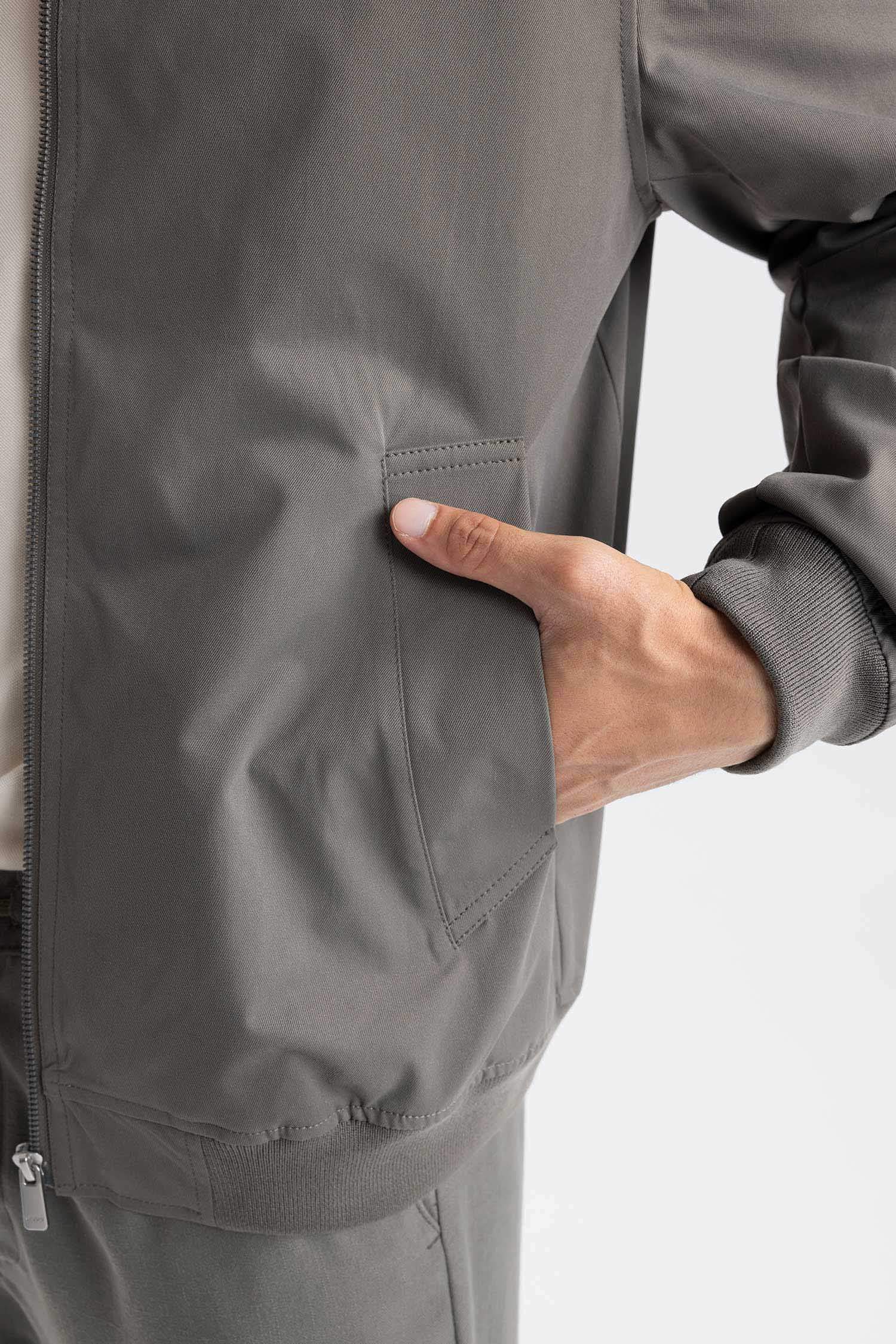 جاكيت سليم فيت برقبة عالية و سحاب