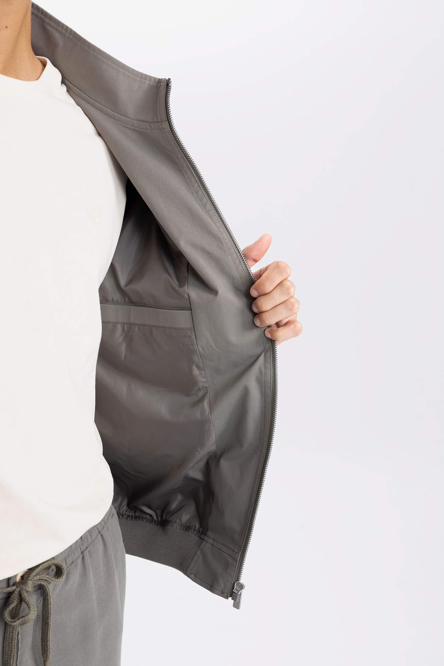 جاكيت سليم فيت برقبة عالية و سحاب