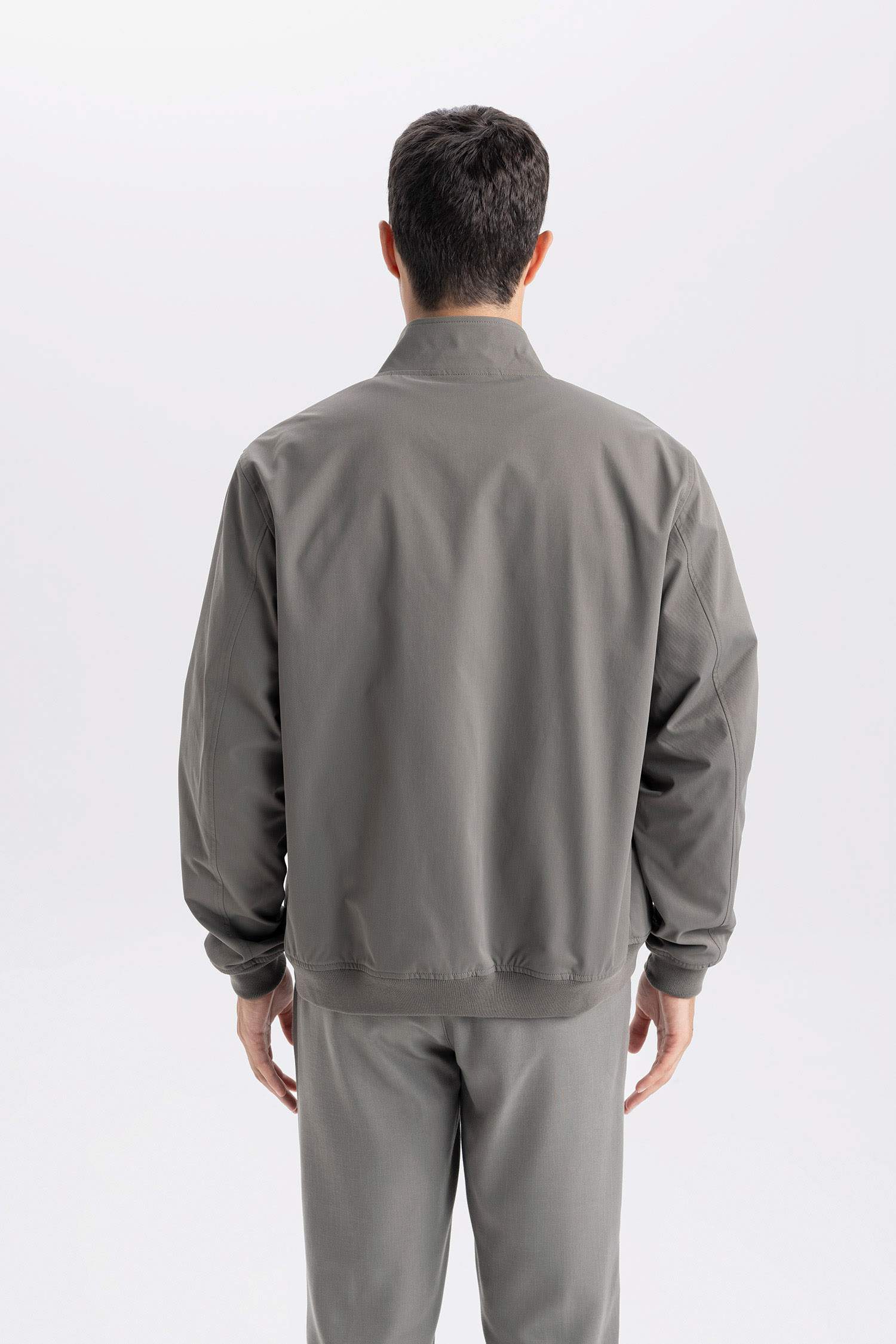 جاكيت سليم فيت برقبة عالية و سحاب