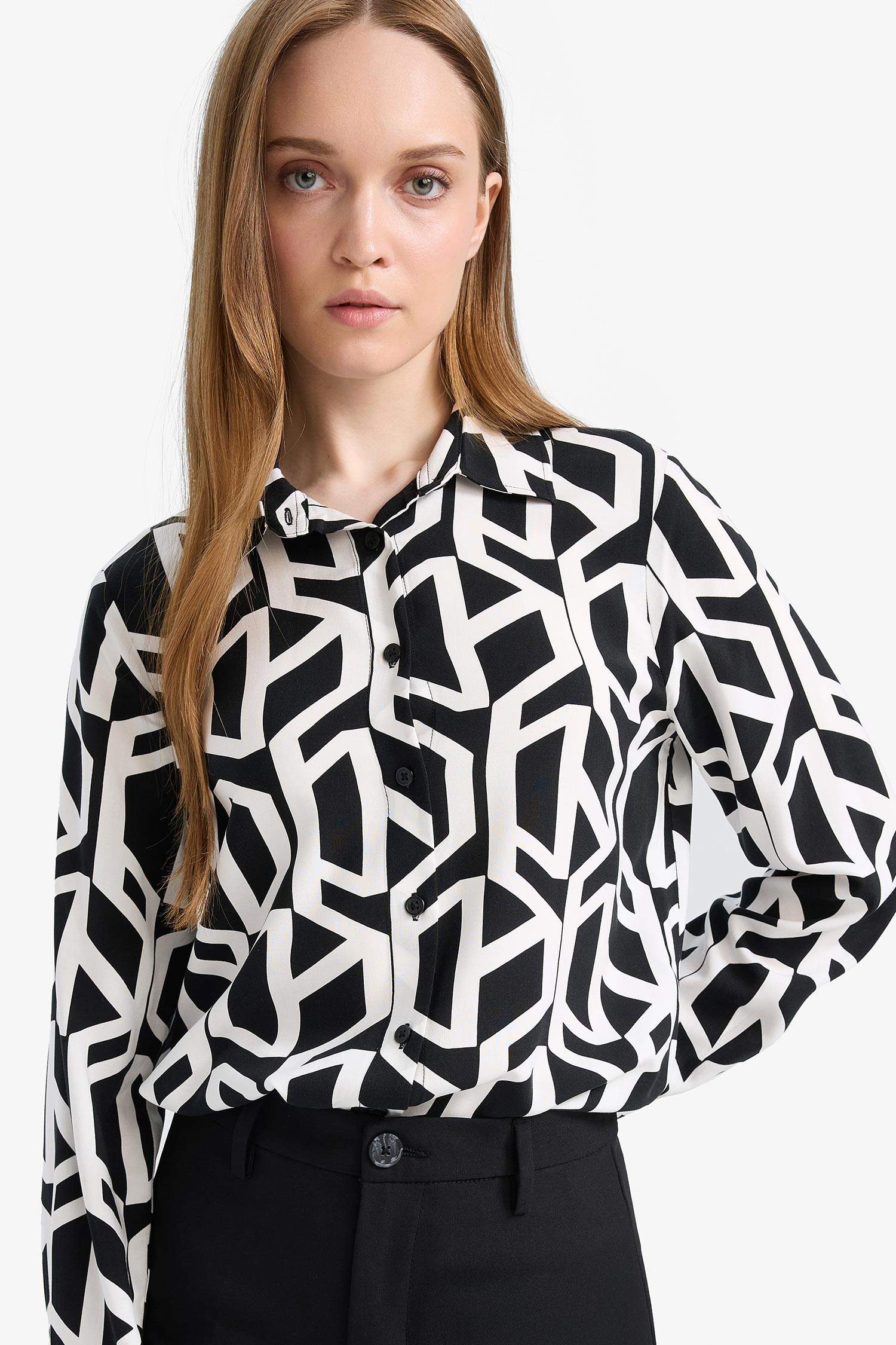 تونيك فيسكوز مطبوع قصة مريحة بياقة قميص