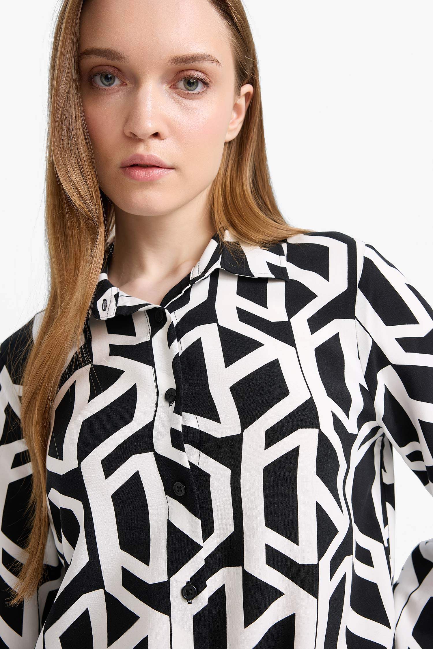 تونيك فيسكوز مطبوع قصة مريحة بياقة قميص