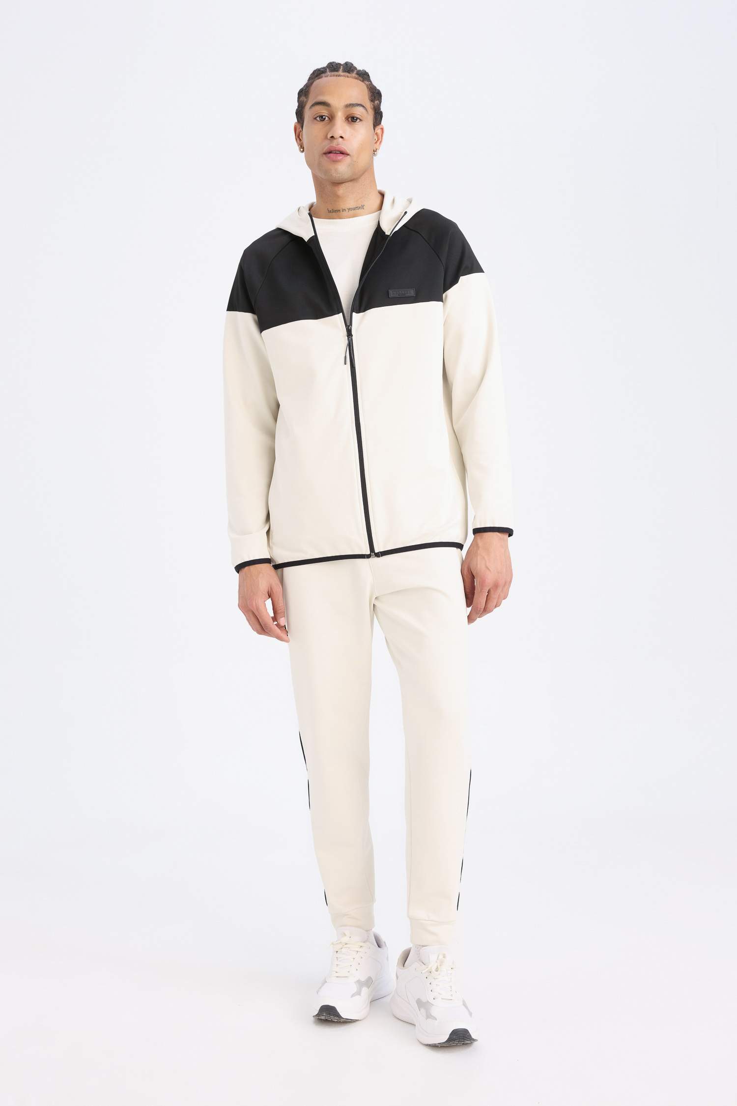 جاكيت رياضي قماش سكوبا قصة عادية بسحاب من DeFactoFit