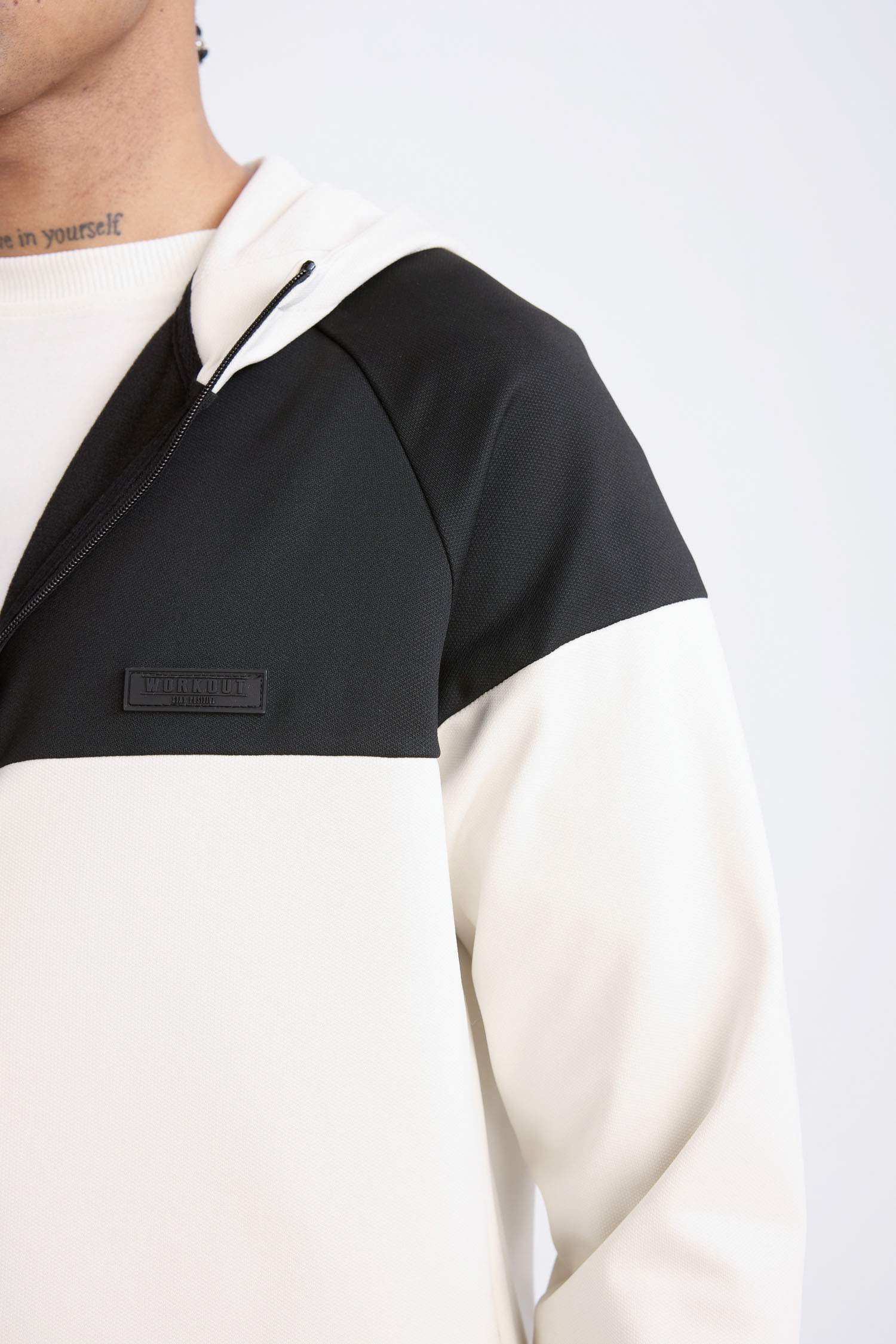 جاكيت رياضي قماش سكوبا قصة عادية بسحاب من DeFactoFit